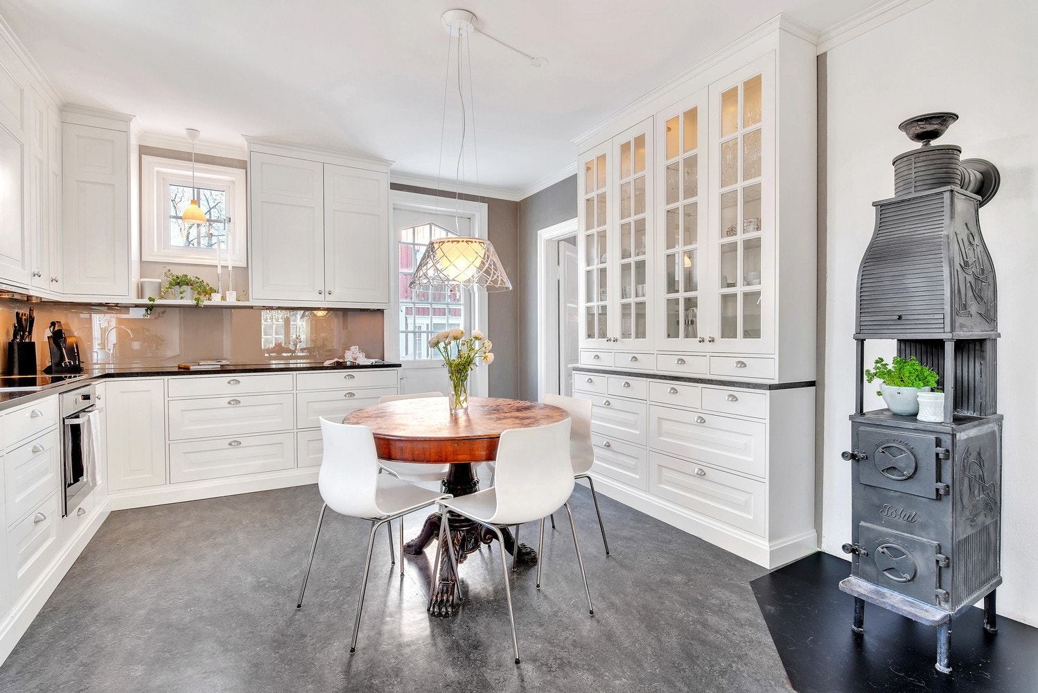 Rikelig med skap- og benkeplass på kjøkkenet. Takstmann har vurdert kjøkkenet til TG 1. Galleribilde