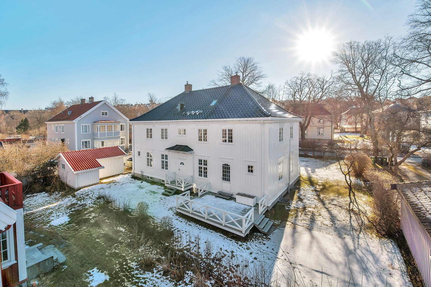 Frokosten kan nytes på steinplattingen bak huset, mens sommermiddagene kan inntas på verandaen som har direkte utgang fra kjøkkenet. her er det også god plass til girll. Galleribilde