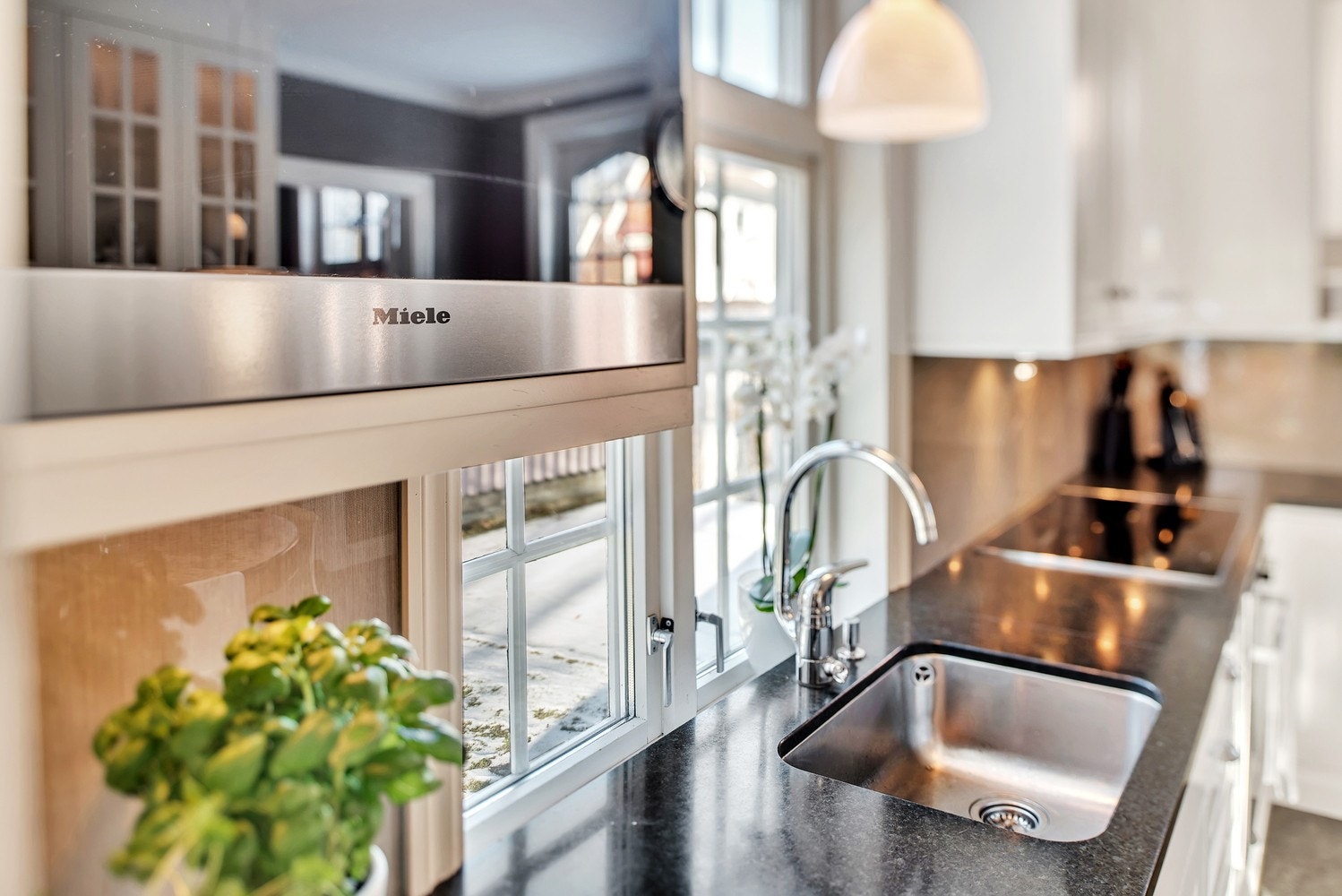 Kjøkkenet har integrerte hvitevarer fra kvalitetsmerket Miele. Galleribilde