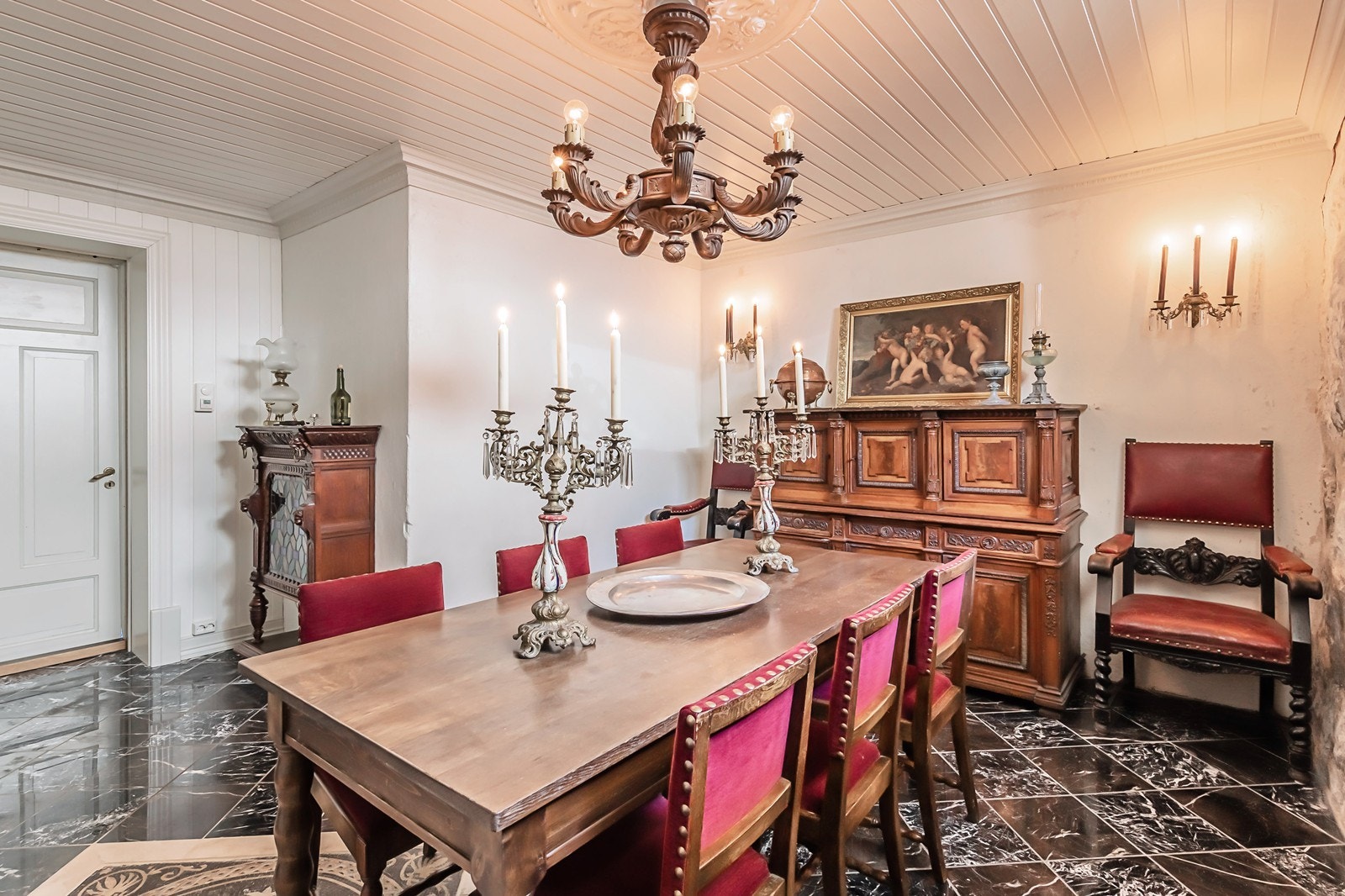 Et spennende rom som er godt egnet for vinkjeller grunnet de tykke veggene i mur eller møterom for gode samtaler Galleribilde