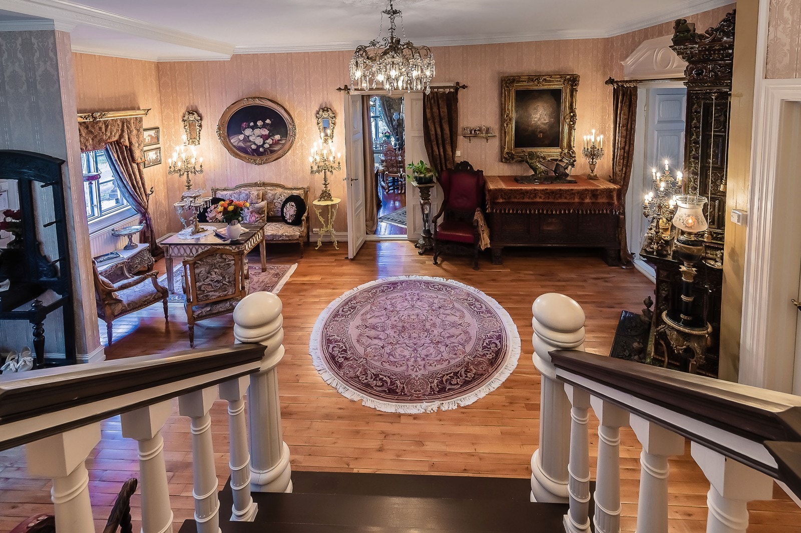 Hallen - husets hjerte med kakkelovn og god plass til opptil flere sittegrupper Galleribilde