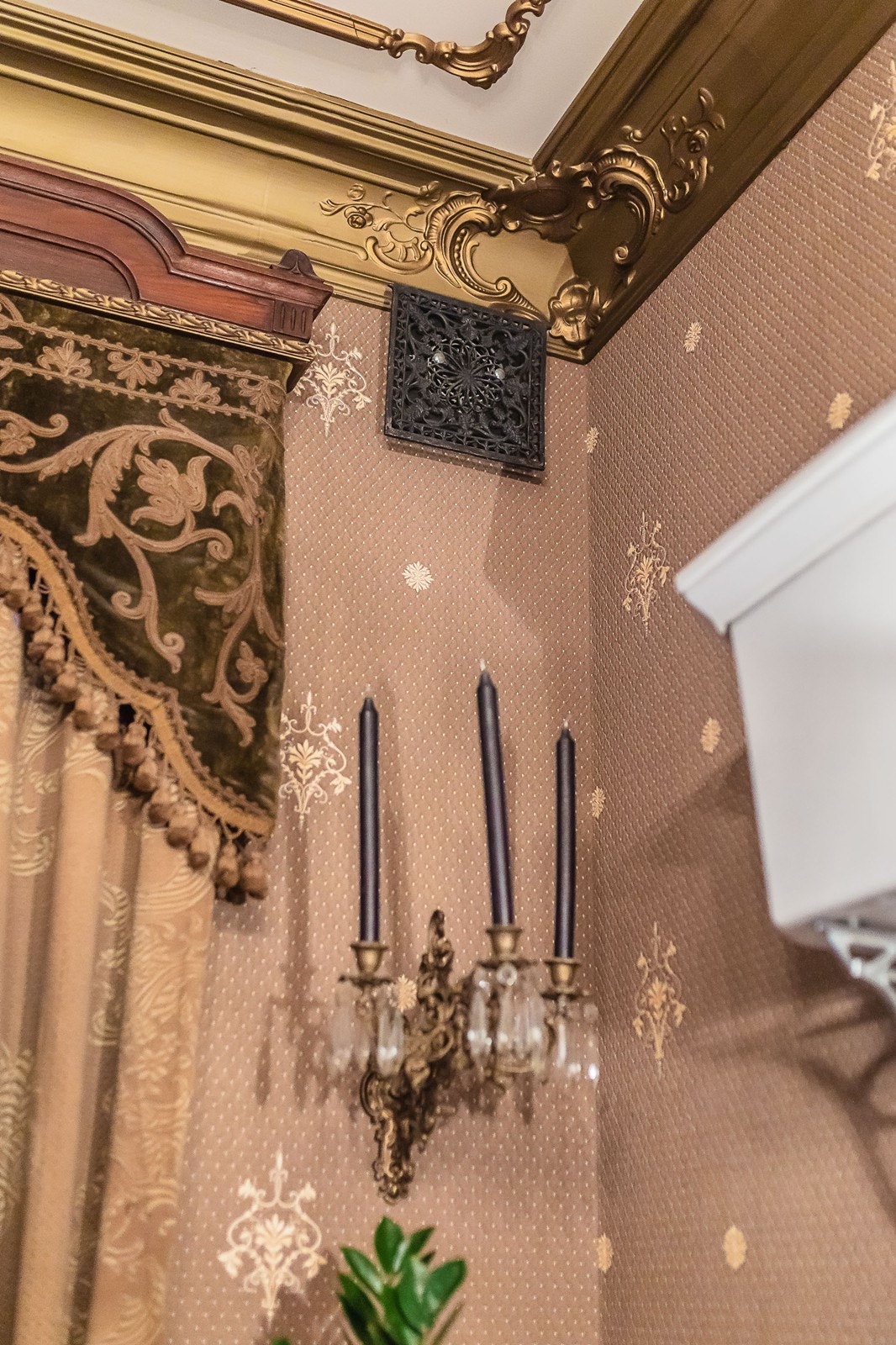 Detaljer fra baderommet - sjekk ventilasjonsluken - merk også listverkene og rosettene - her gullfarget Galleribilde