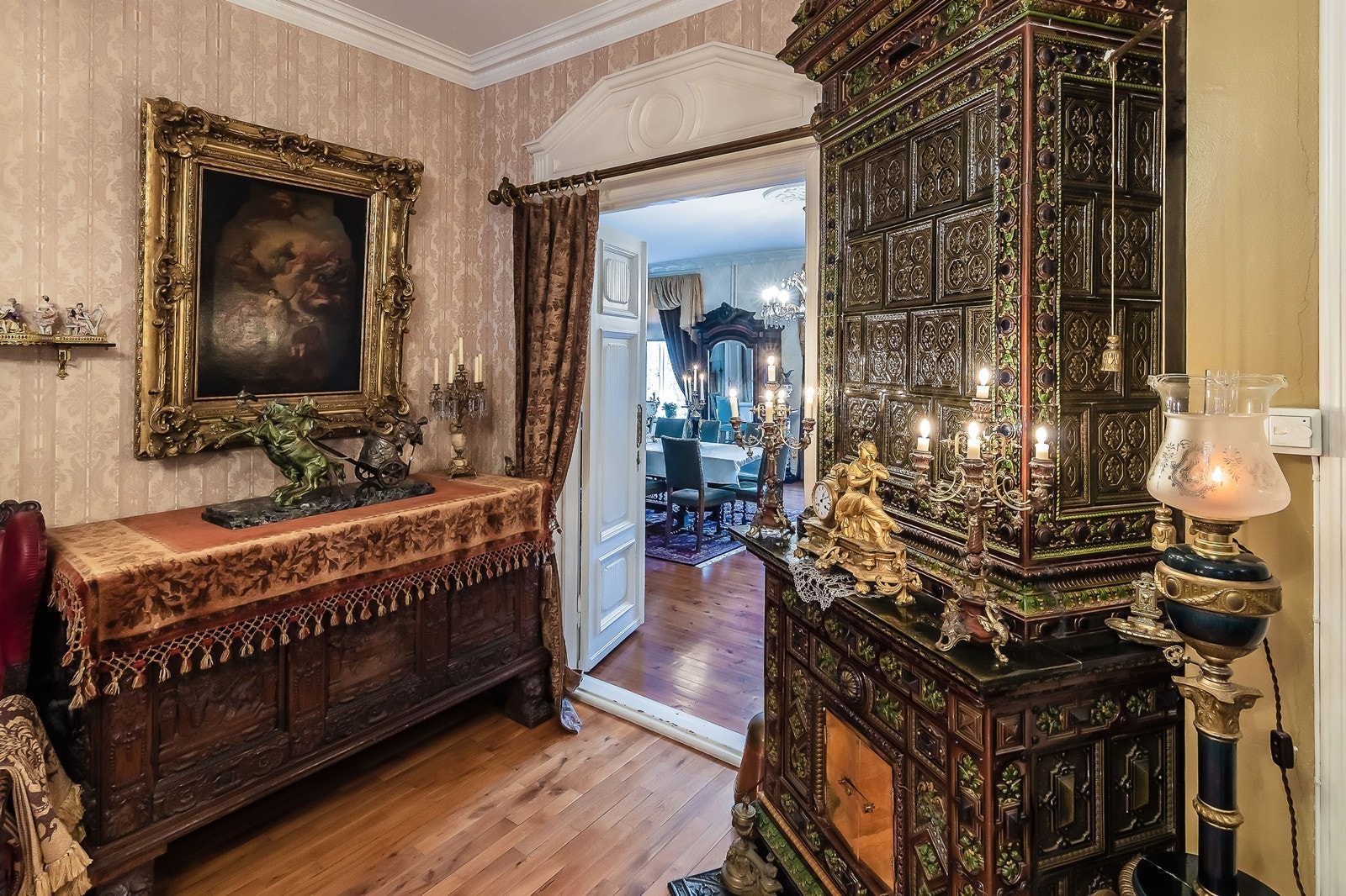 Fra hallen til stuen - det er vakre italienske tapeter i de fleste rommene - en majestetisk kakkelovn som varmer godt Galleribilde