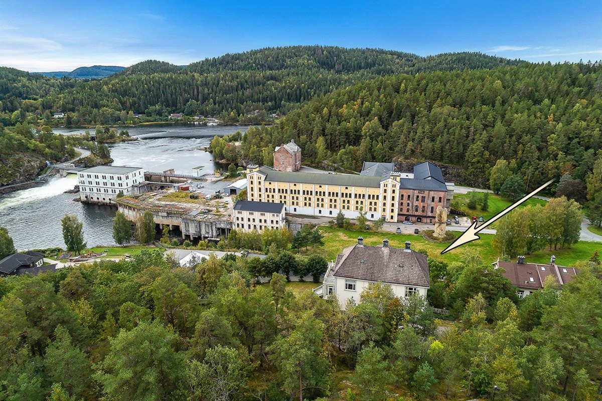 En skjønn beliggenhet med utsikt til 2 vannspeil - utløpet av innsjøen Norsjø og den nederste delen er av kanalene i Telemarkskanalen Galleribilde