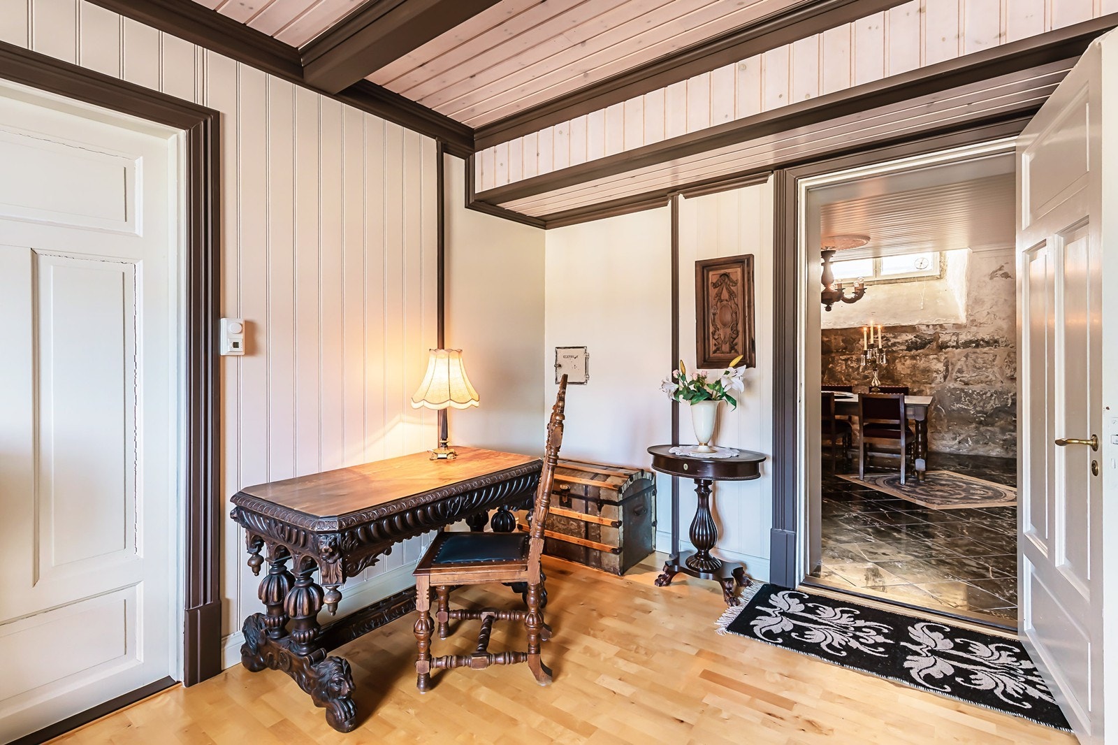 Underetasjen - oppholdsrom med inngang til vinkjeller Galleribilde