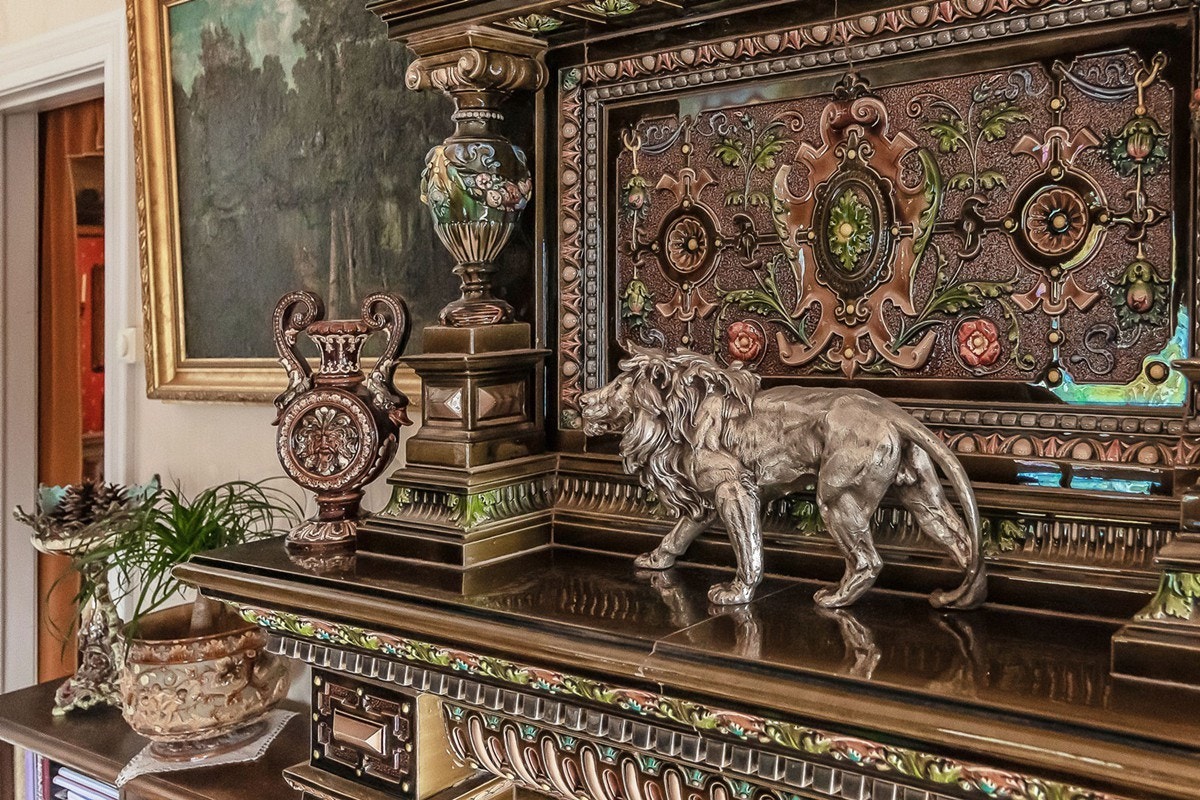 Detaljer fra en av boligens 3 vakre kakkelovner - fra stuen i 2. etasje Galleribilde