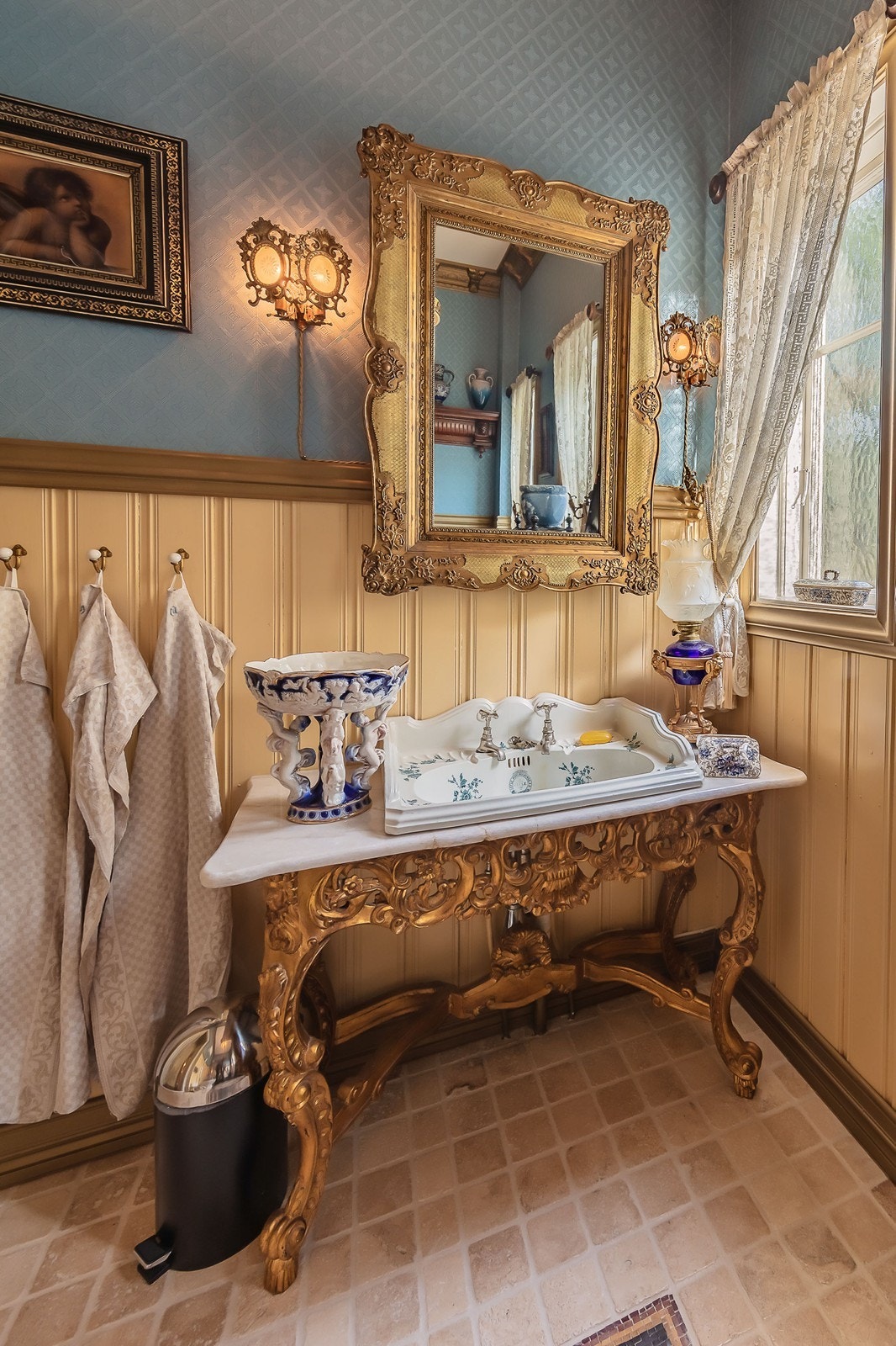 Servantbord i gyllen utførelse Galleribilde