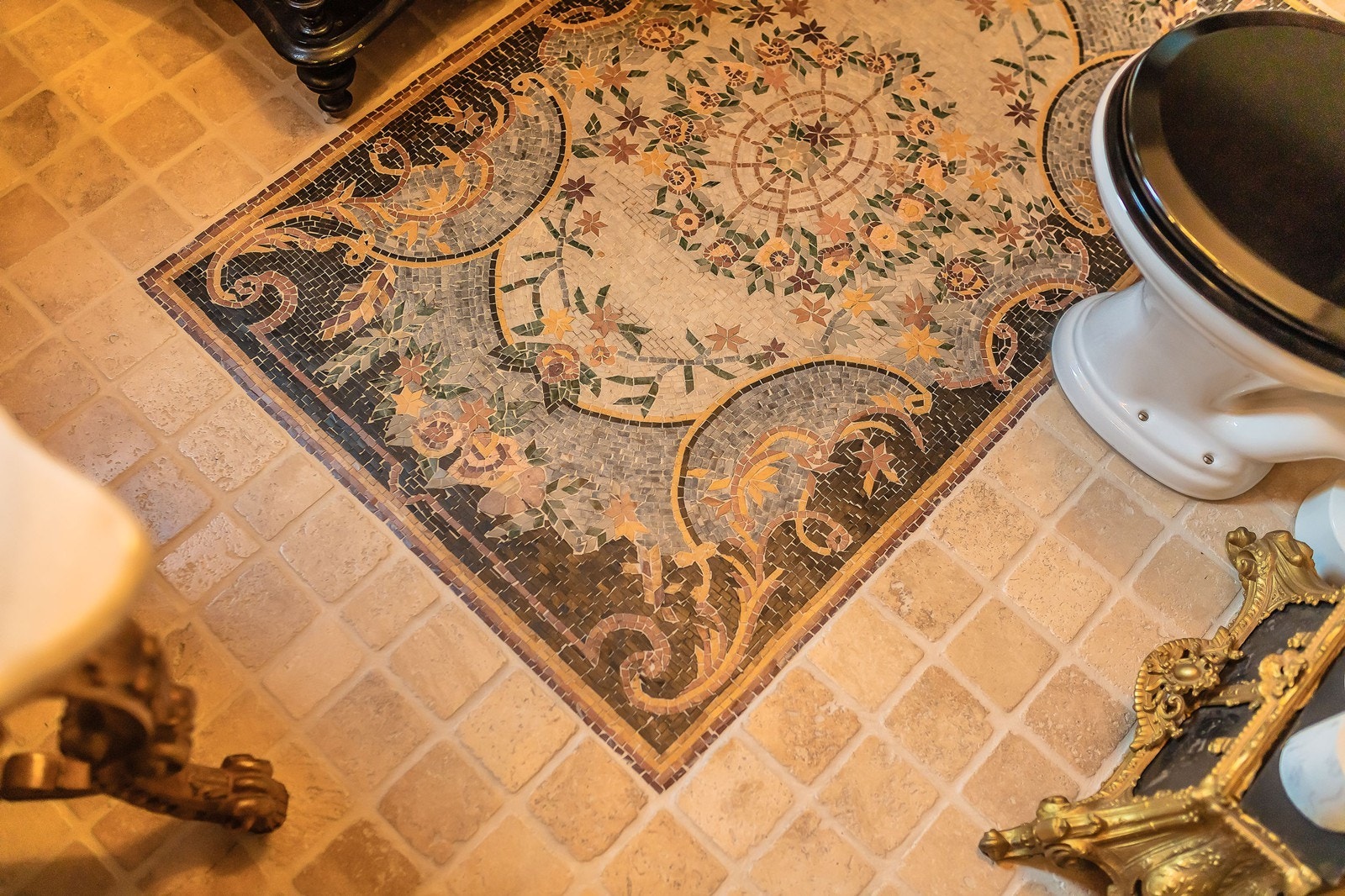 Vakkert og kunstnerisk - fliser av marmor lagt som et teppe på gulvet- på ett av boligens 3 baderom Galleribilde