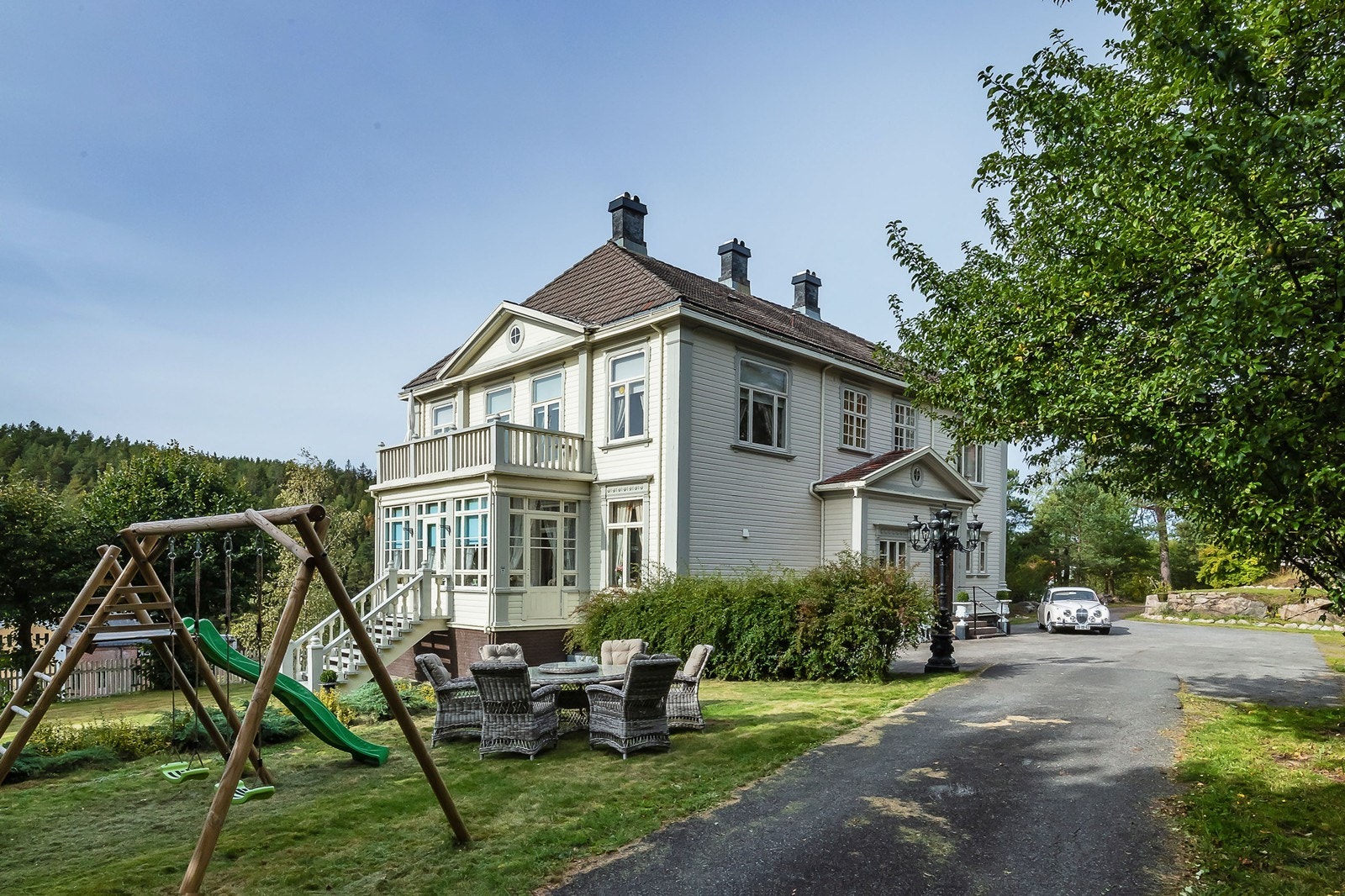 Originale vegger og vinduer fra byggeår - liggende rustikk kledning fra byggeår (TG 2), sist beiset i 2017 Galleribilde