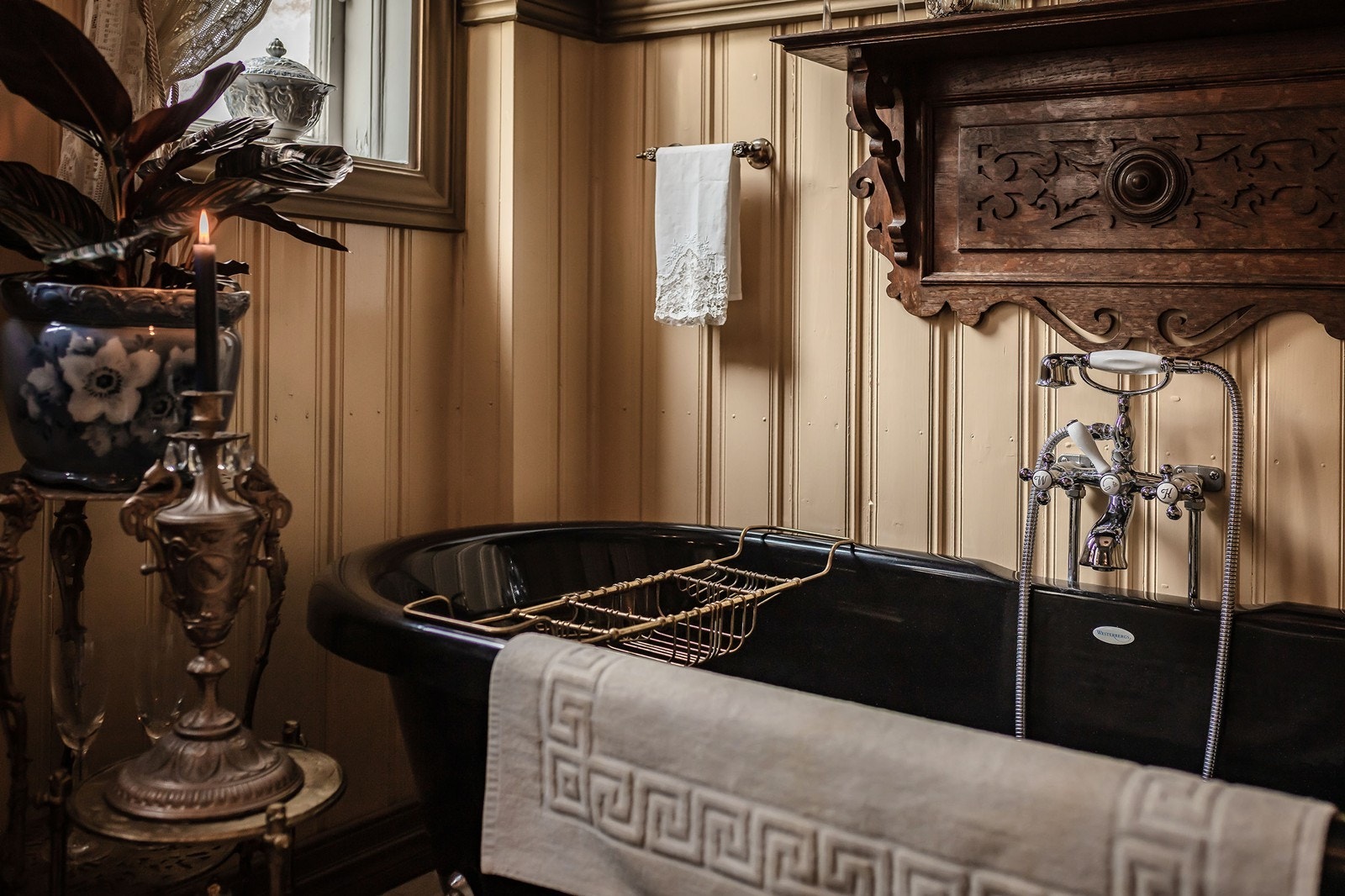 Pent badekar - sort med løveføtter - lekkert -sjekk armatur Galleribilde