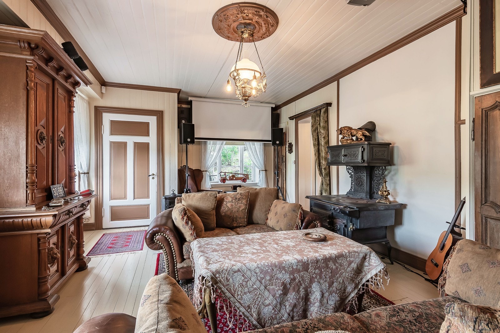 Kino/oppholdsrom i underetasjen - tidligere tjenestekjøkken Galleribilde