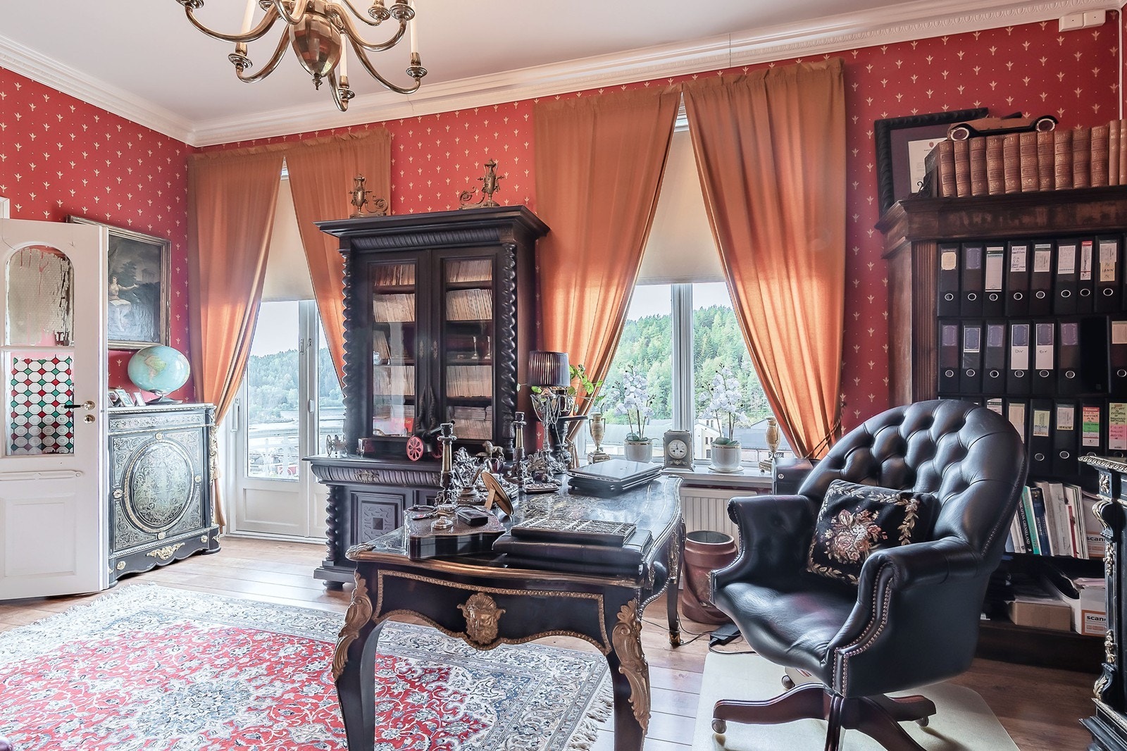 Dagens gjøremål på kontoret - ja - tror det går an å få arbeidsro her i disse nydelige omgivelser og med denne vakre utsikten - dør ut til luftebalkong Galleribilde