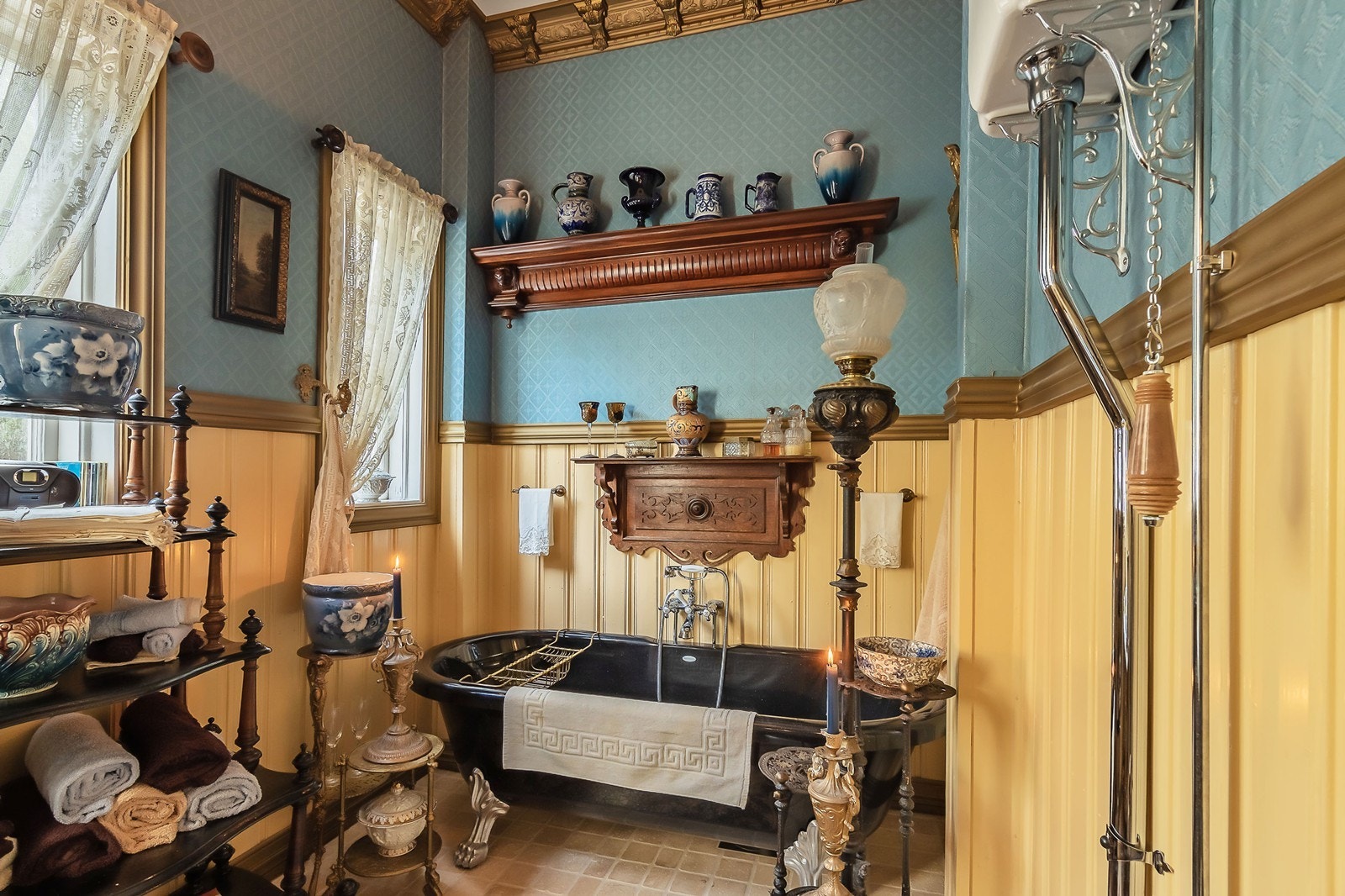 Baderom nr. 2 - Lister med gyllen utførelse mot tak og tilsvarende karmer rundt vinduet - toalett i stil som passer boligen perfekt Galleribilde