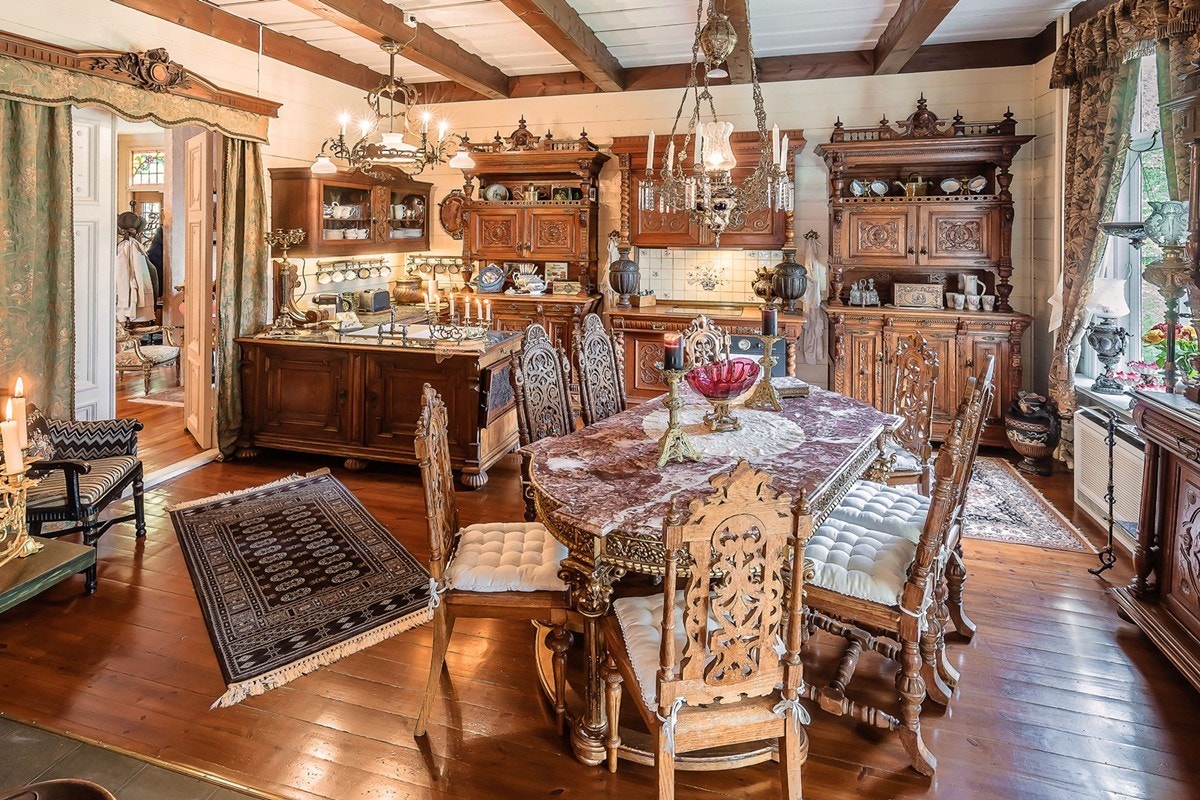 Kjøkken med integrert oppvaskmaskin, stekeovn og koketopp- vakre franske kjøkkenskap - servant er nedsunket i halvøy - flis på benkeflatene Galleribilde