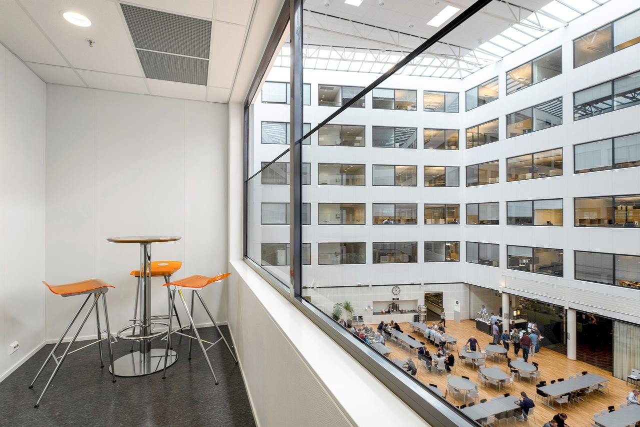 Sosial områder vender inn mot atriet og kantinen Galleribilde