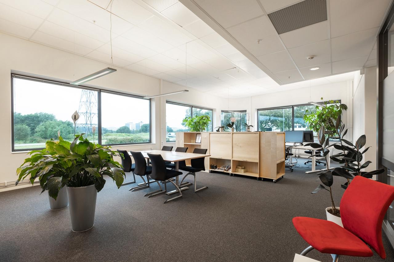 Teamkontor med møtebord Galleribilde