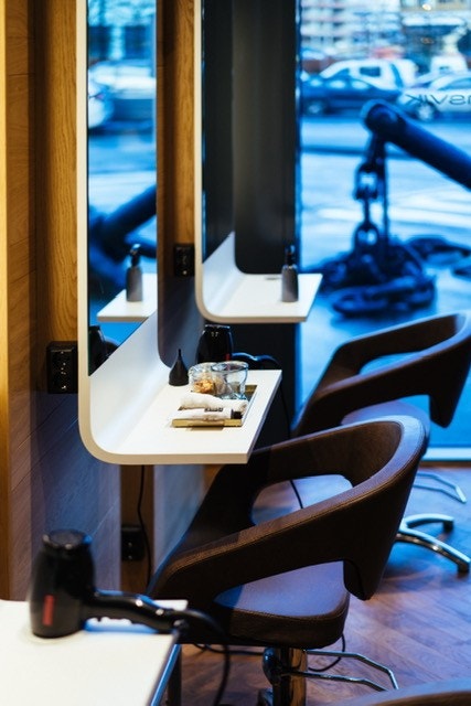 Ramsvik Frisør er en del av miljøet på bakkeplan i Solheimsviken Galleribilde