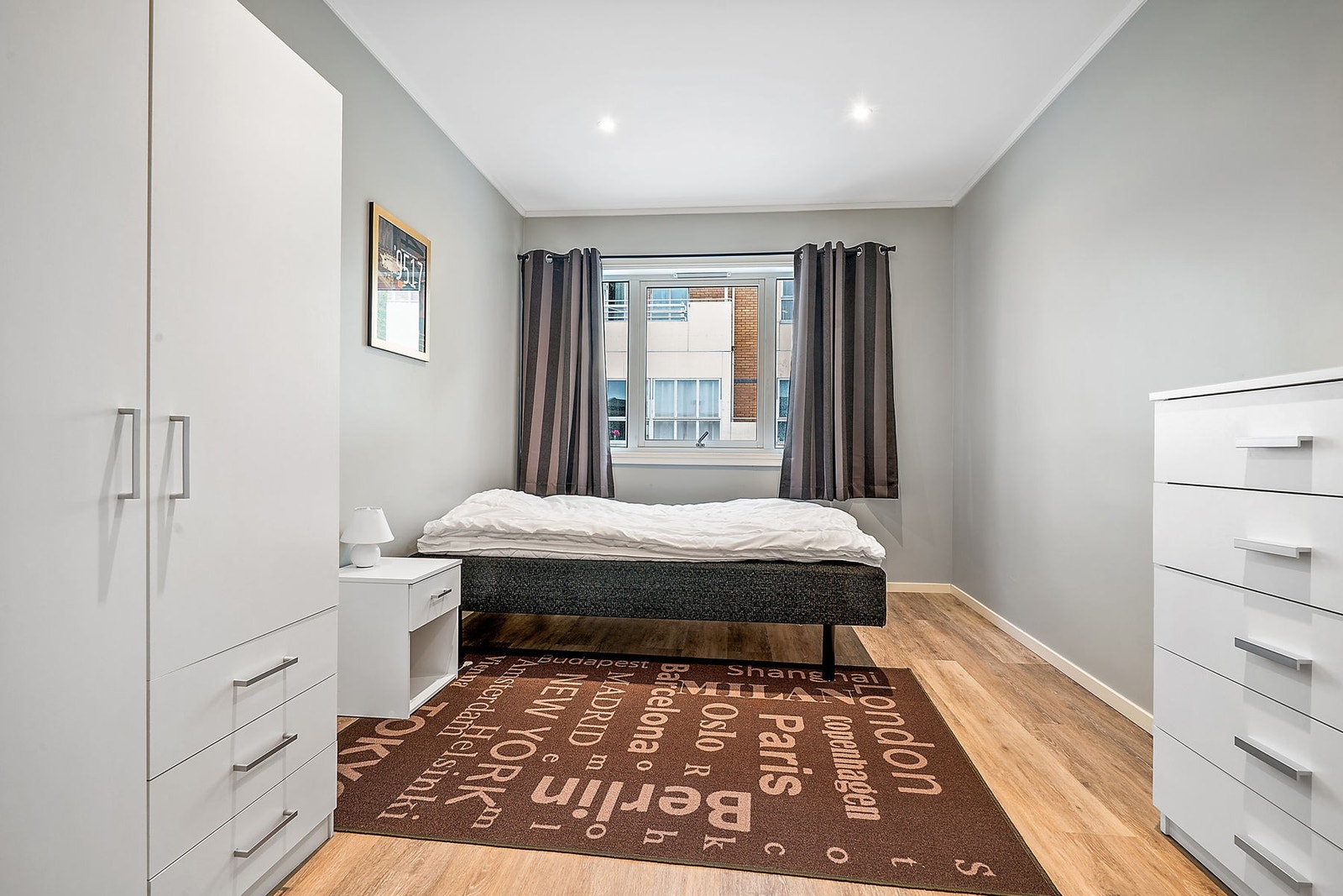 Et av tre soverom i leilighet Galleribilde