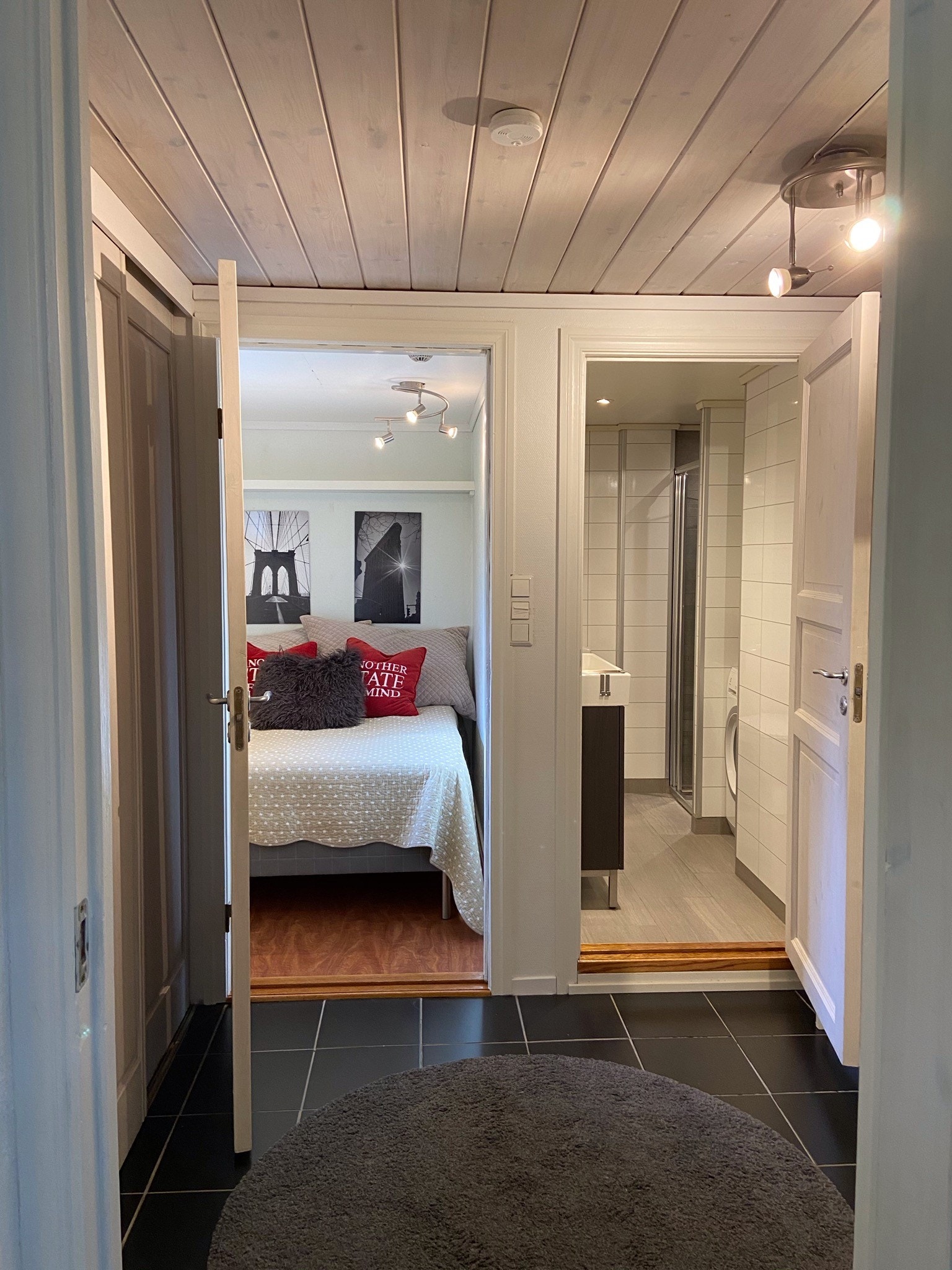 Mellomgang/garderobe og sov/bad Galleribilde