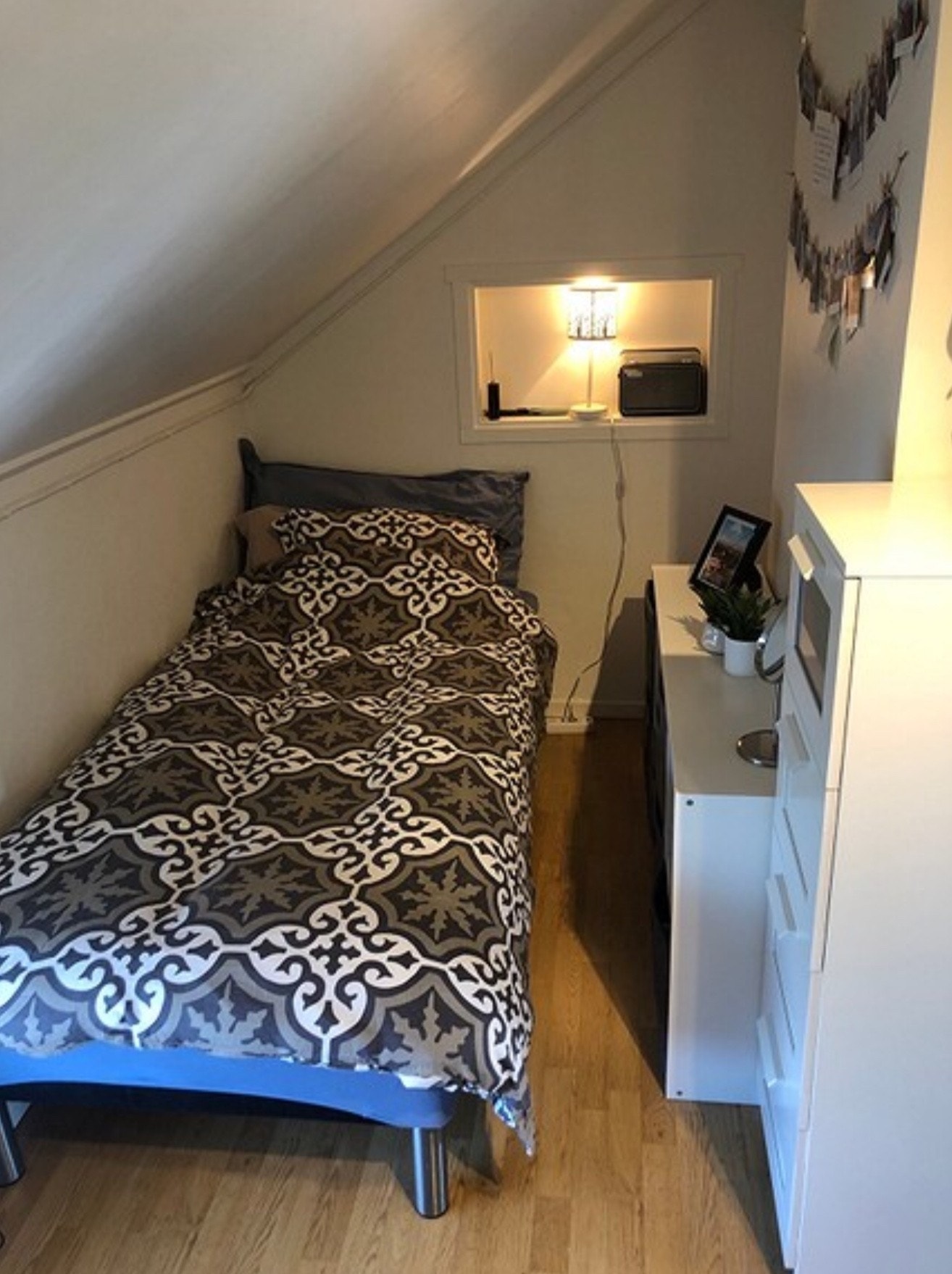 Det minste rommet innredet med 90cm seng. Galleribilde