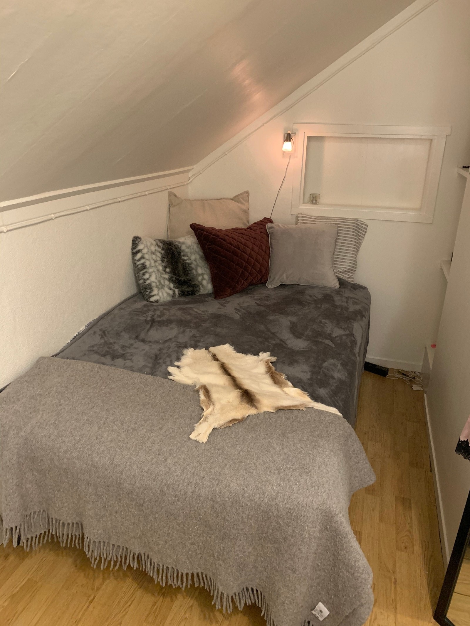 Det minste rommet innredet med 120cm seng Galleribilde