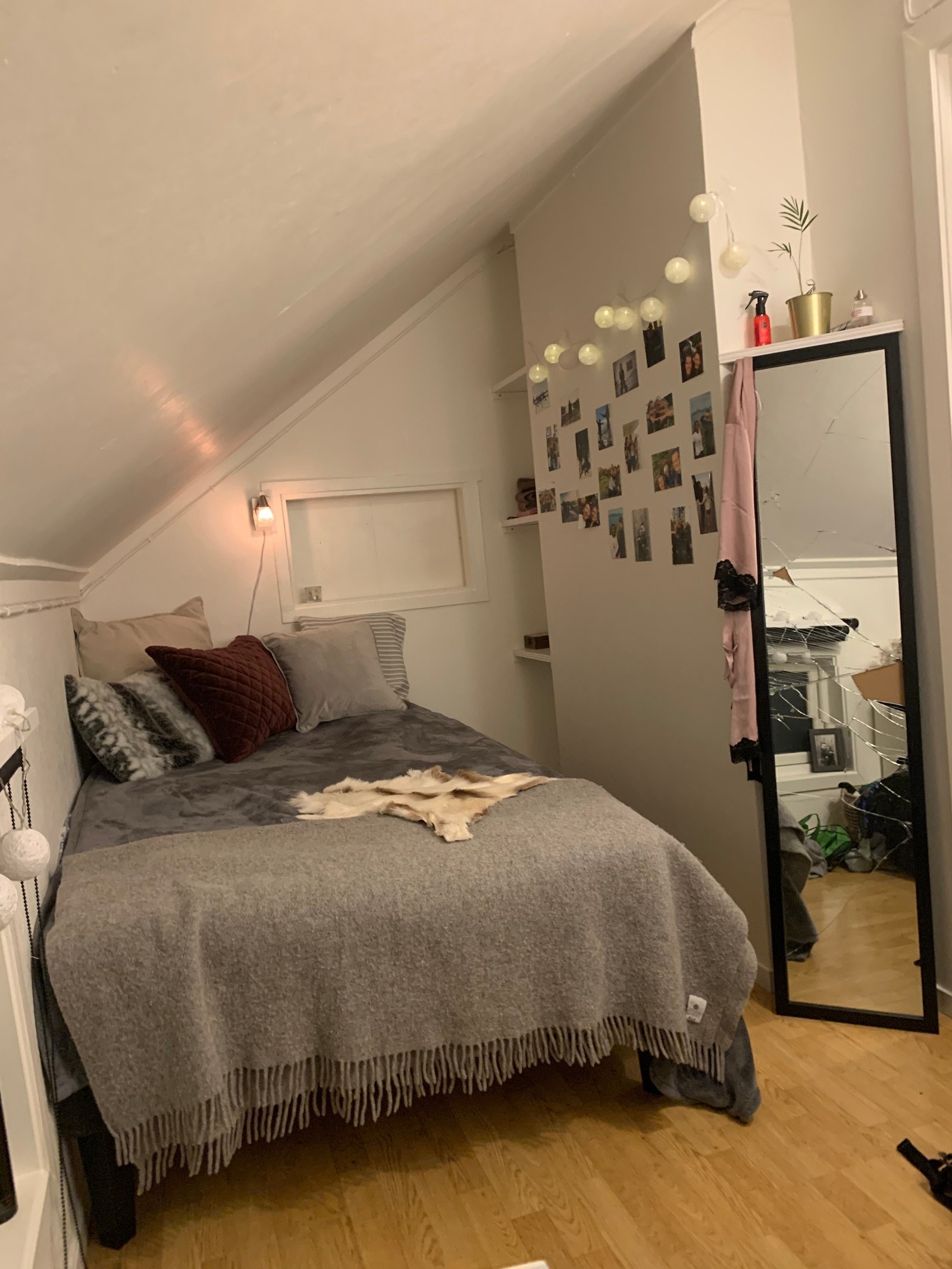 Det minste rommet innredet med 120cm seng Galleribilde