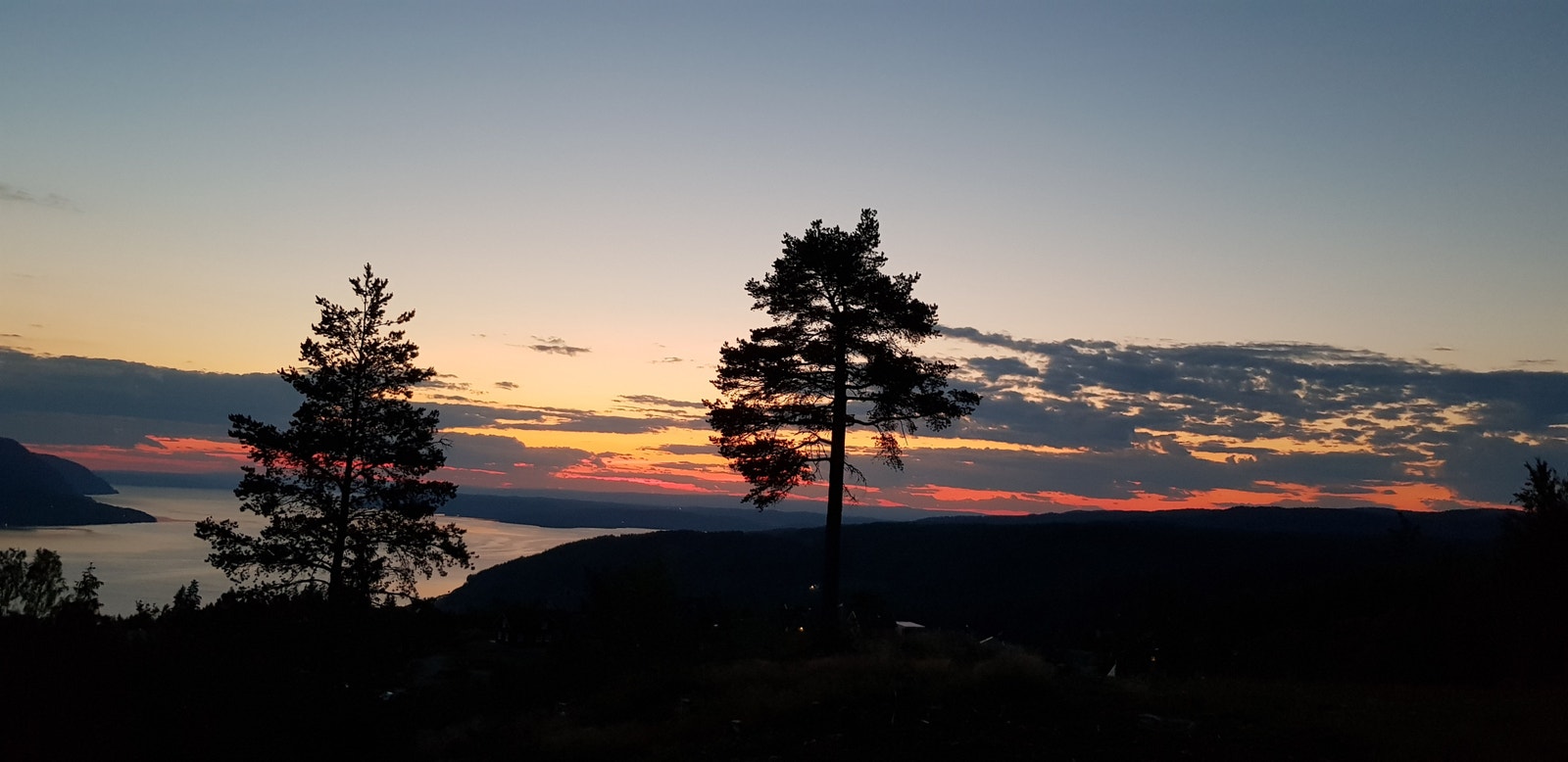 Panoramautsikt fra terrasse over Mjøsa - Dagene og kveldene er ikke like på Mjøshytte Galleribilde