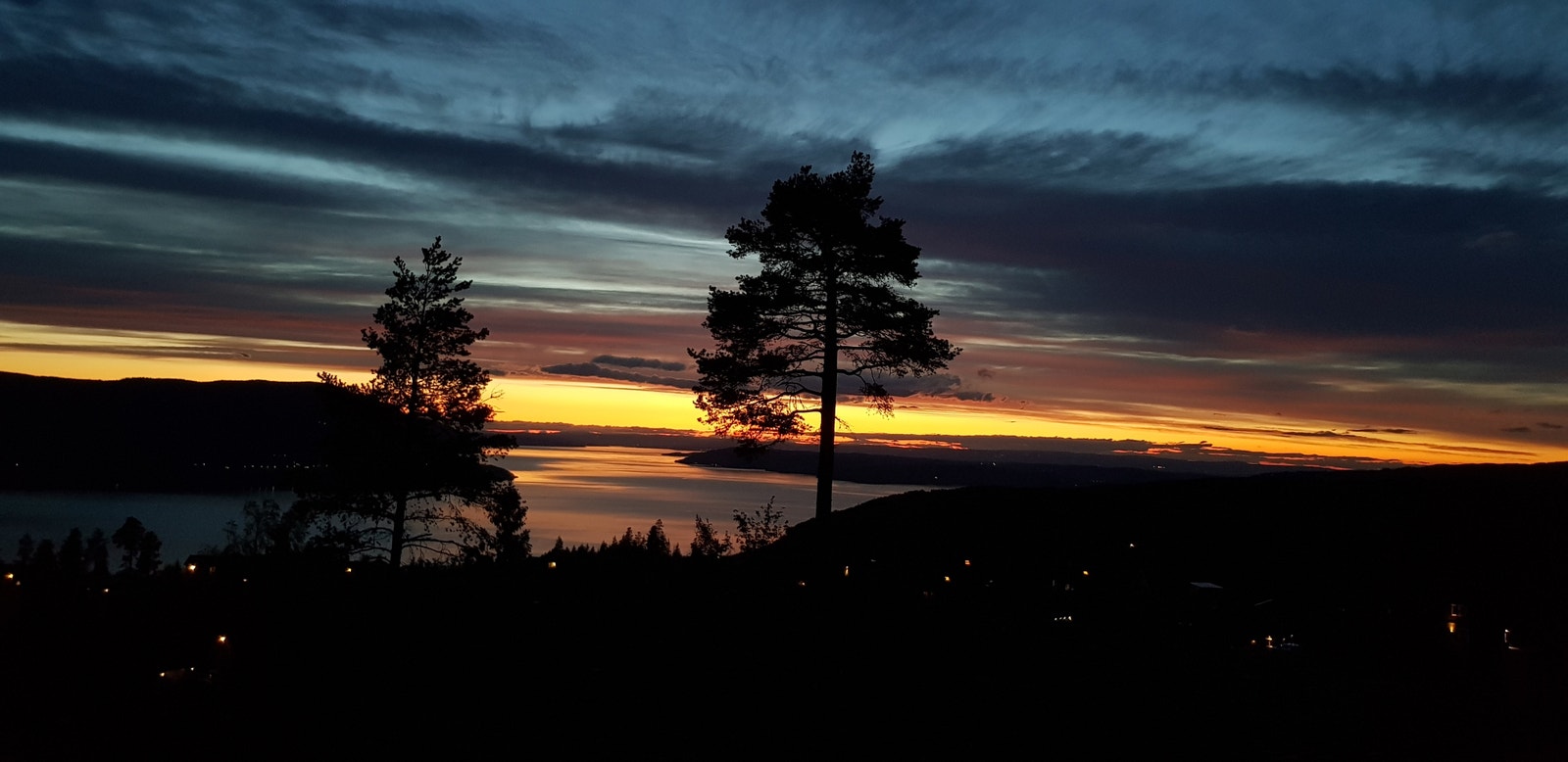 Panoramautsikt fra terrasse over Mjøsa - Dagene og kveldene er ikke like på Mjøshytte Galleribilde