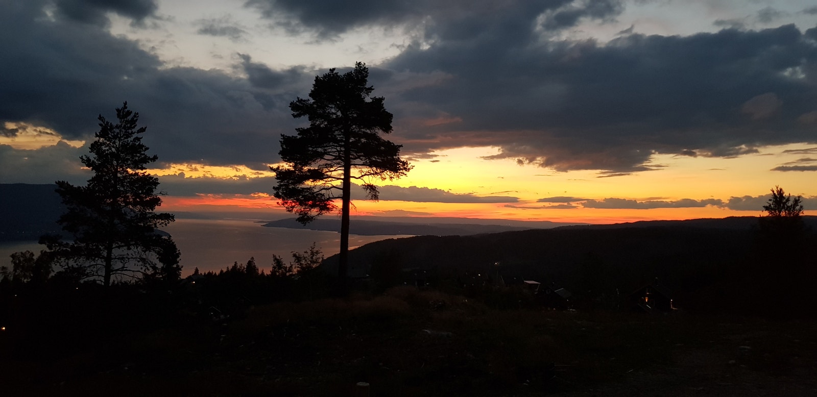 Panoramautsikt fra terrasse over Mjøsa - Dagene og kveldene er ikke like på Mjøshytte Galleribilde