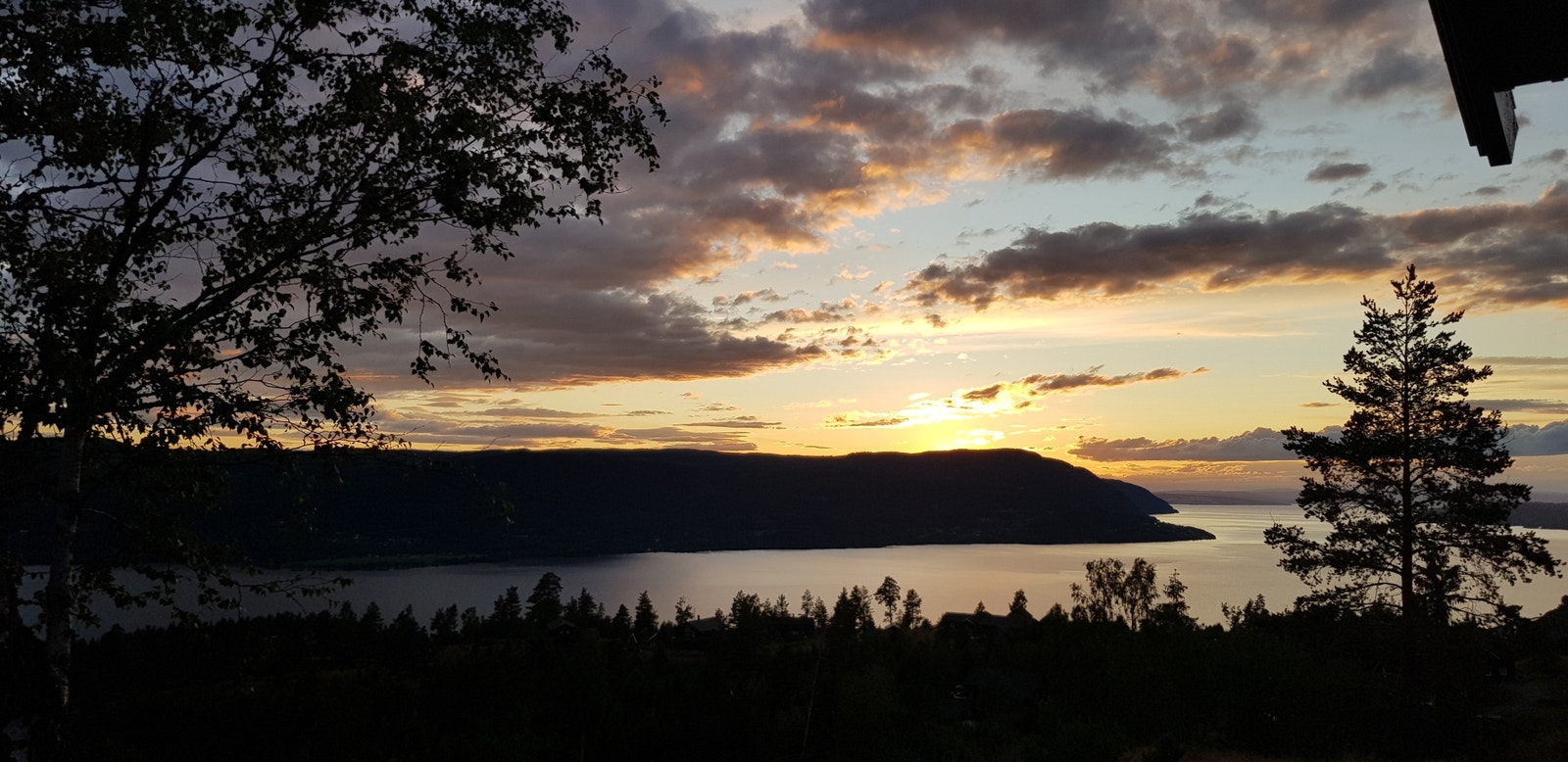 Panoramautsikt fra terrasse over Mjøsa - Dagene og kveldene er ikke like på Mjøshytte Galleribilde