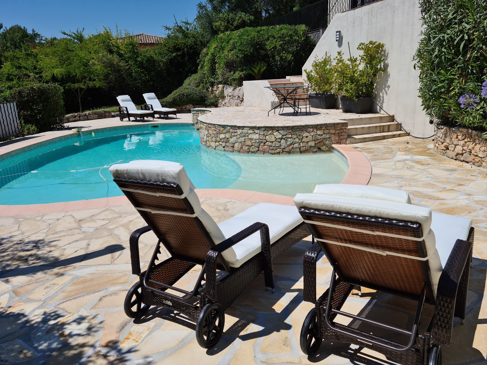 Nye solsenger - Basseng med bananform 5 x 10 m Galleribilde