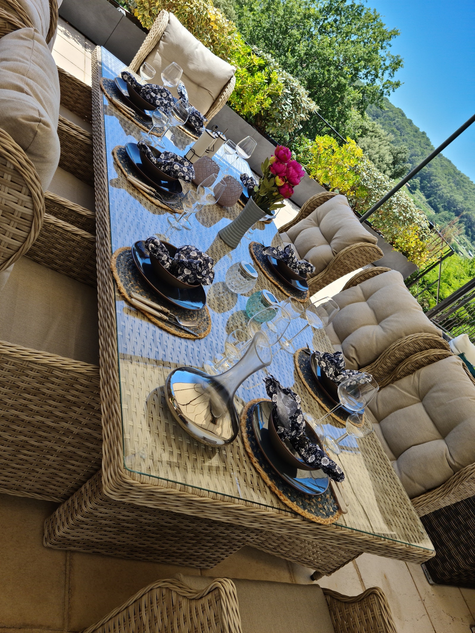 Spisebordet er klart for gjester Galleribilde