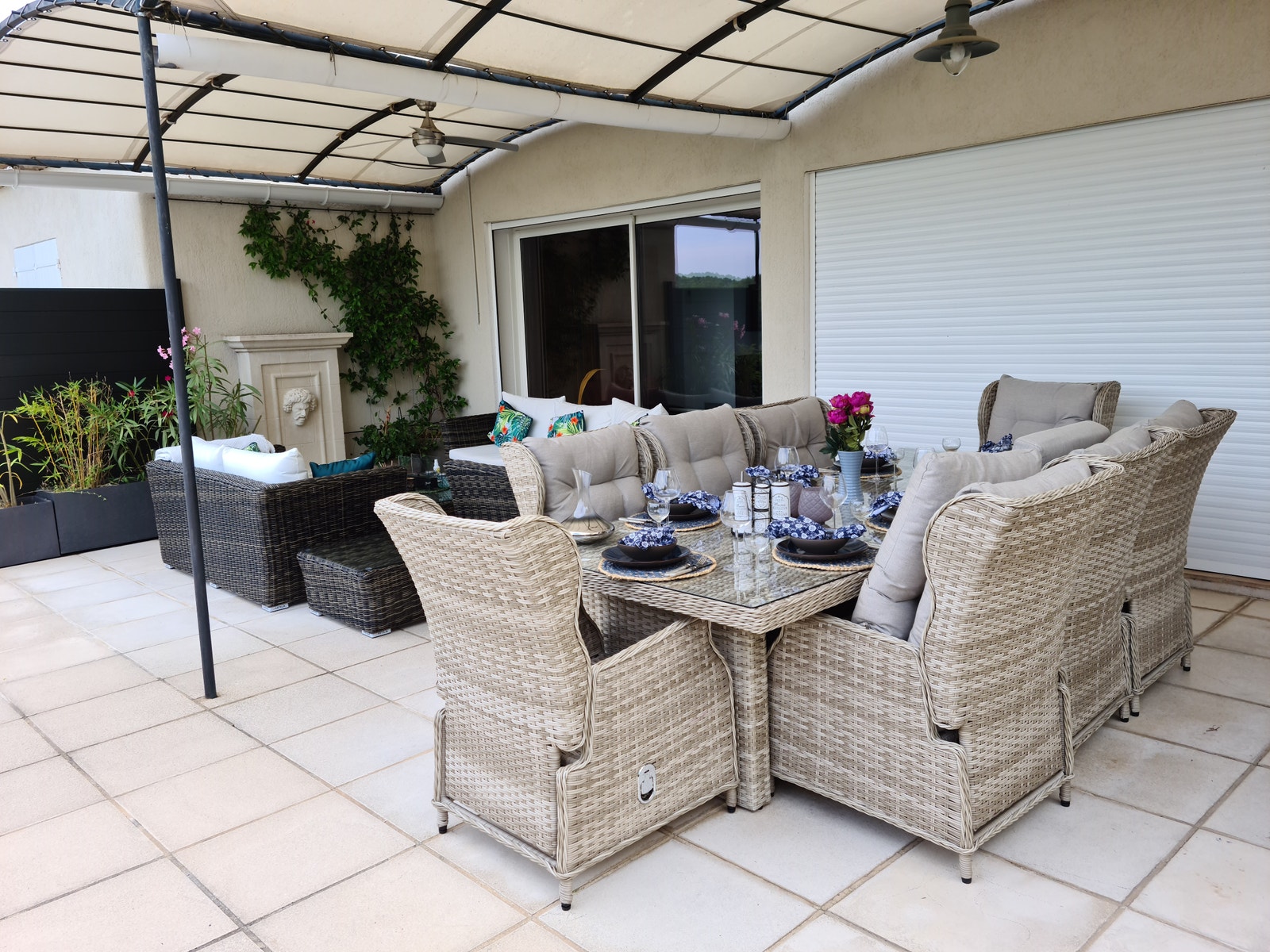 Spisebord ute med recliner stoler Galleribilde