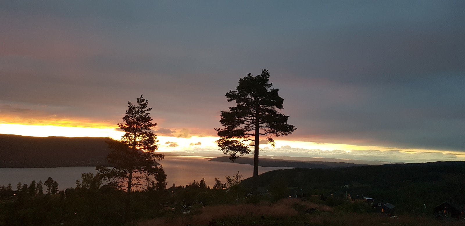 Panoramautsikt fra terrasse over Mjøsa - Dagene og kveldene er ikke like på Mjøshytte Galleribilde