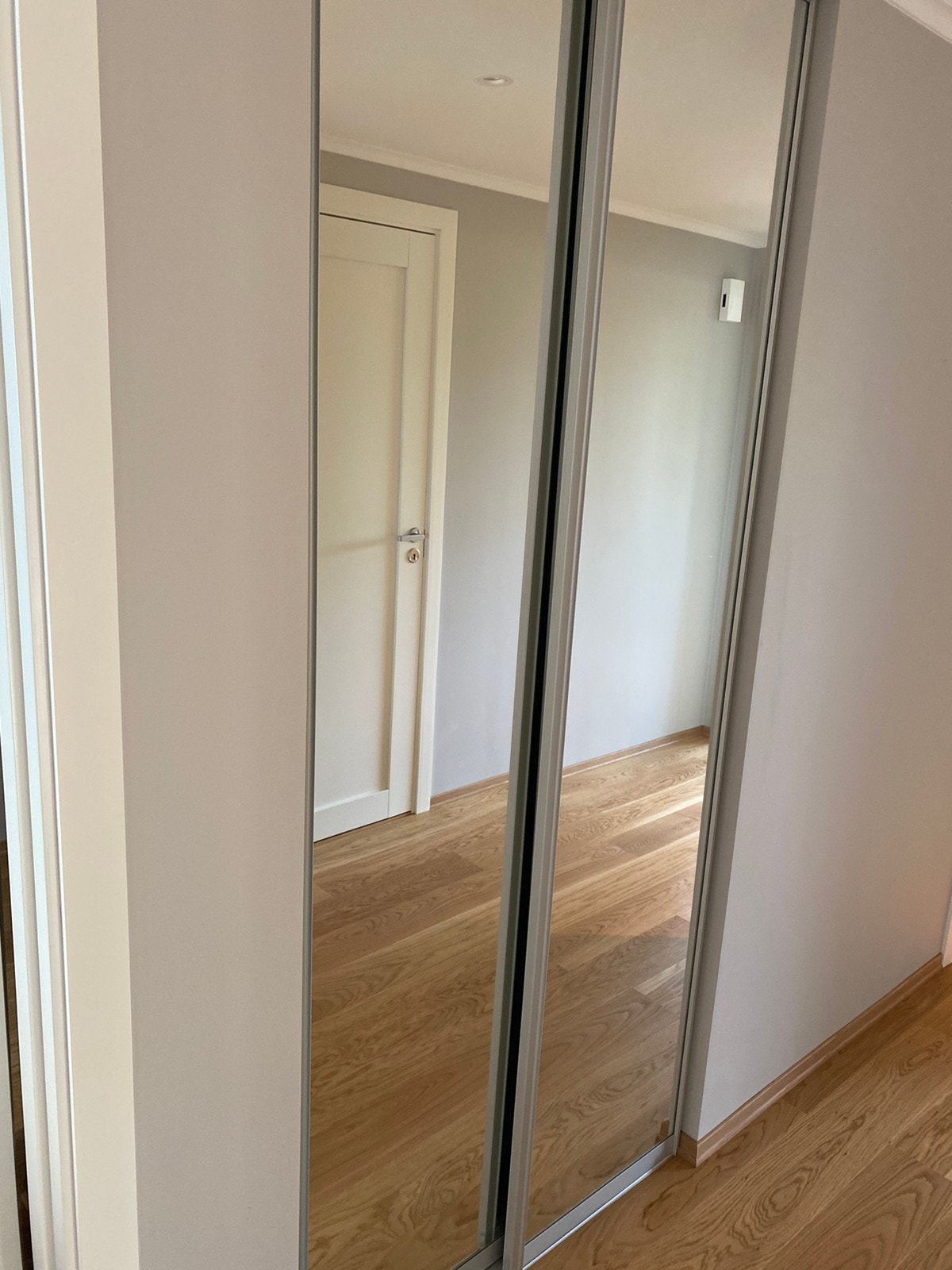 Garderobeskap i gangen Galleribilde