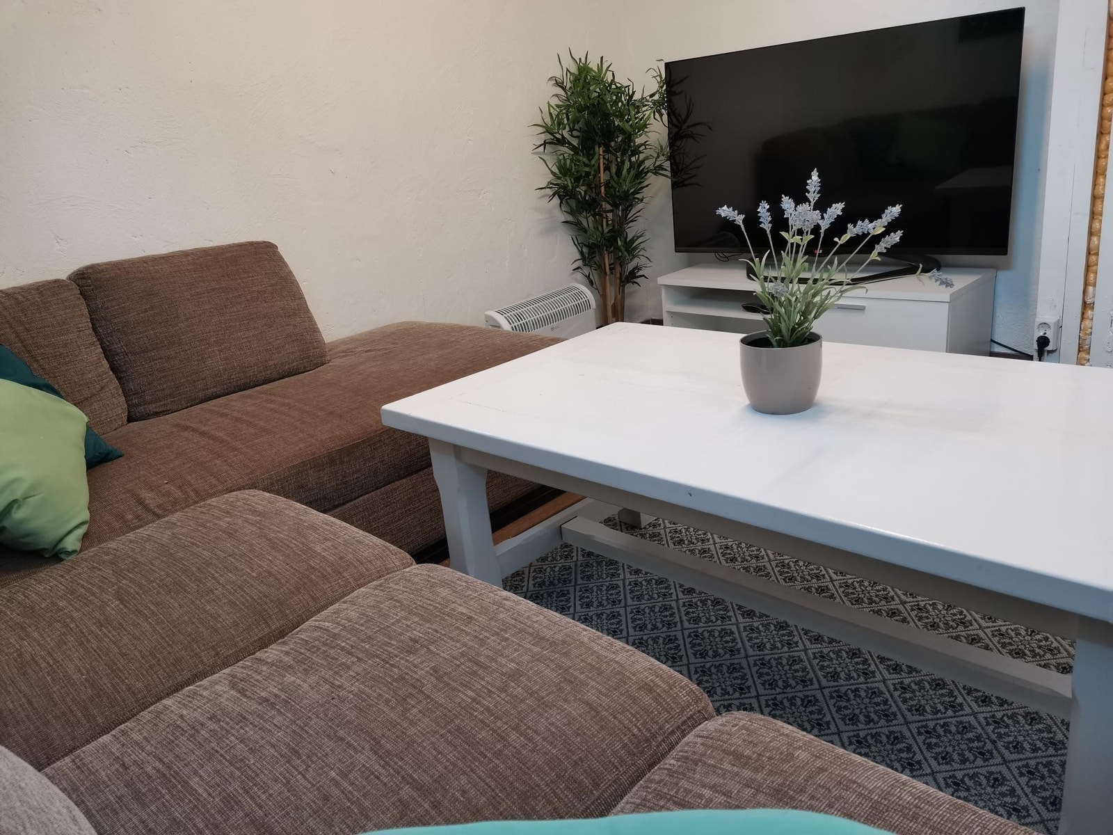 Stue møblert med tv og sofa, Chrome cast Galleribilde