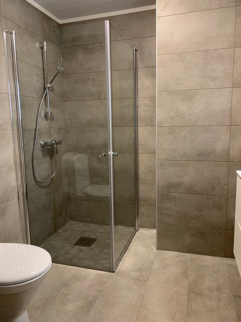 Bad med dusjvegger Galleribilde