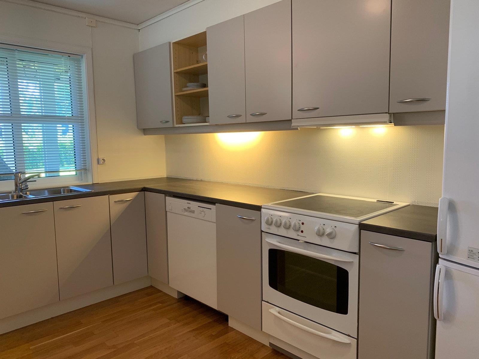 Fornyet kjøkken (siste skapdør er på plass) Galleribilde