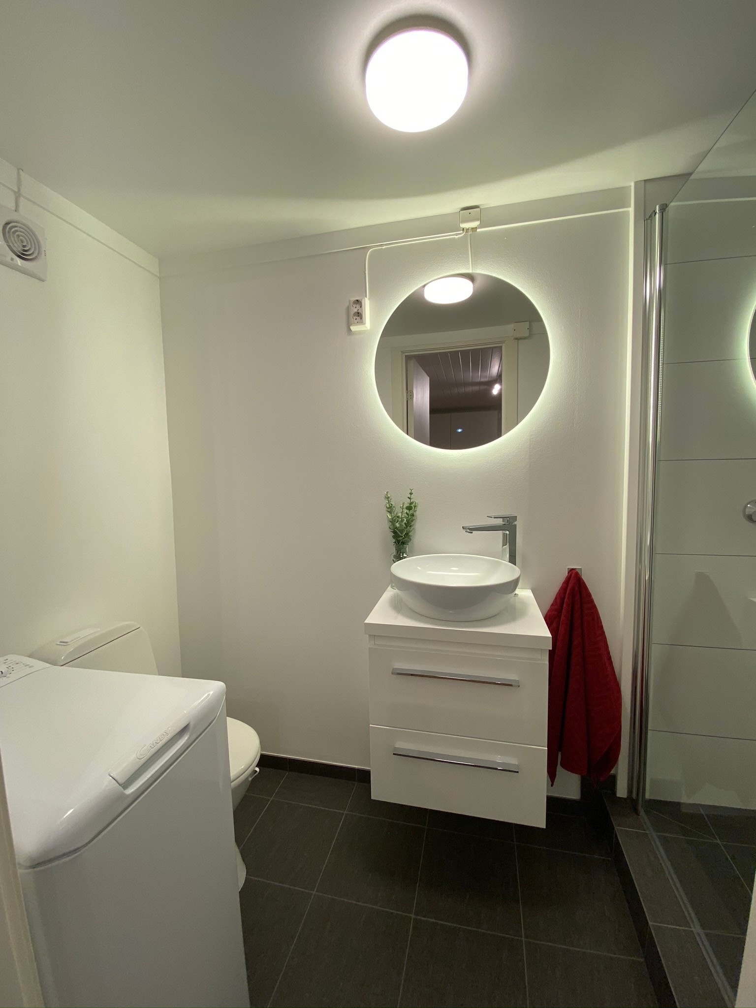 Bad fra 2020 med varmekabel og vaskemaskin Galleribilde