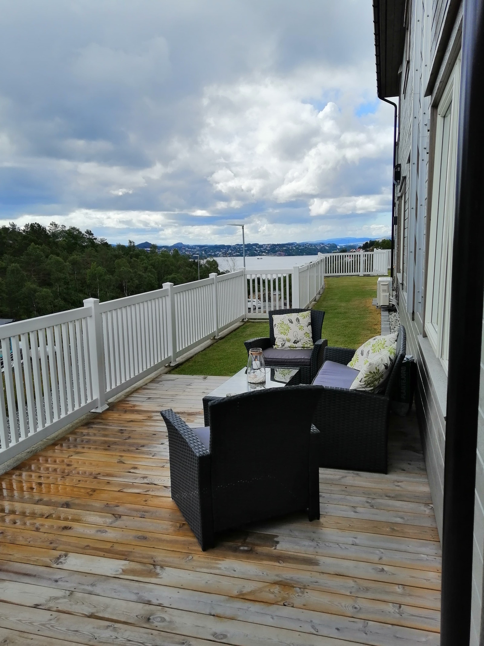 Terrasse med sjøutsikt. Sol til ca kl 15.00 Galleribilde