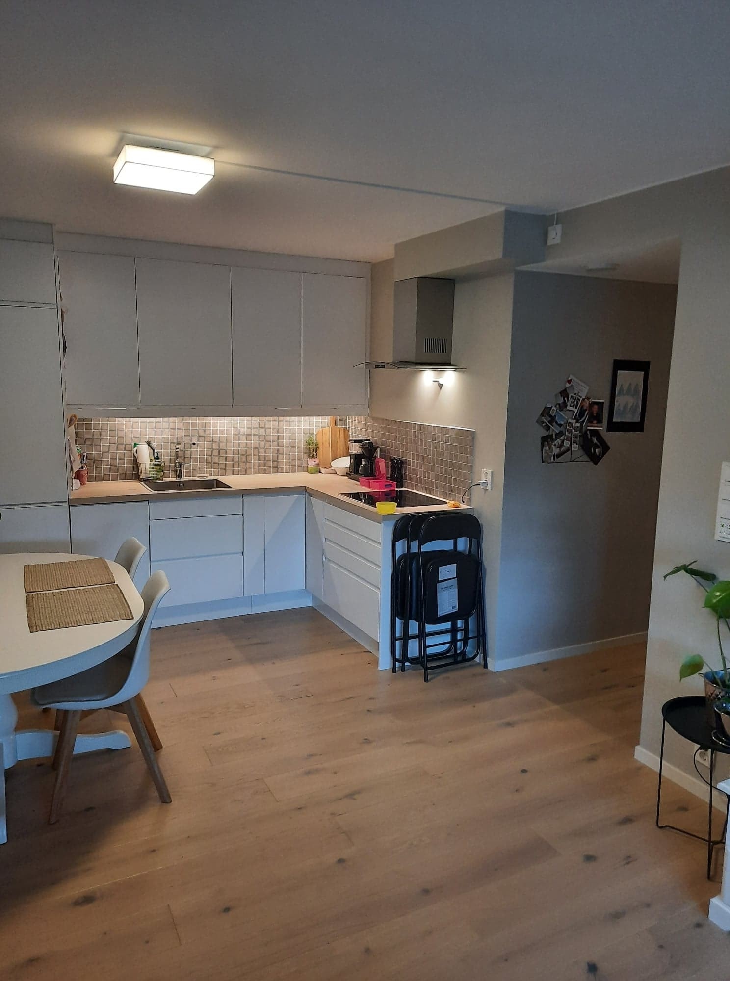 Kjøkken med integrerte hvitevarer Galleribilde