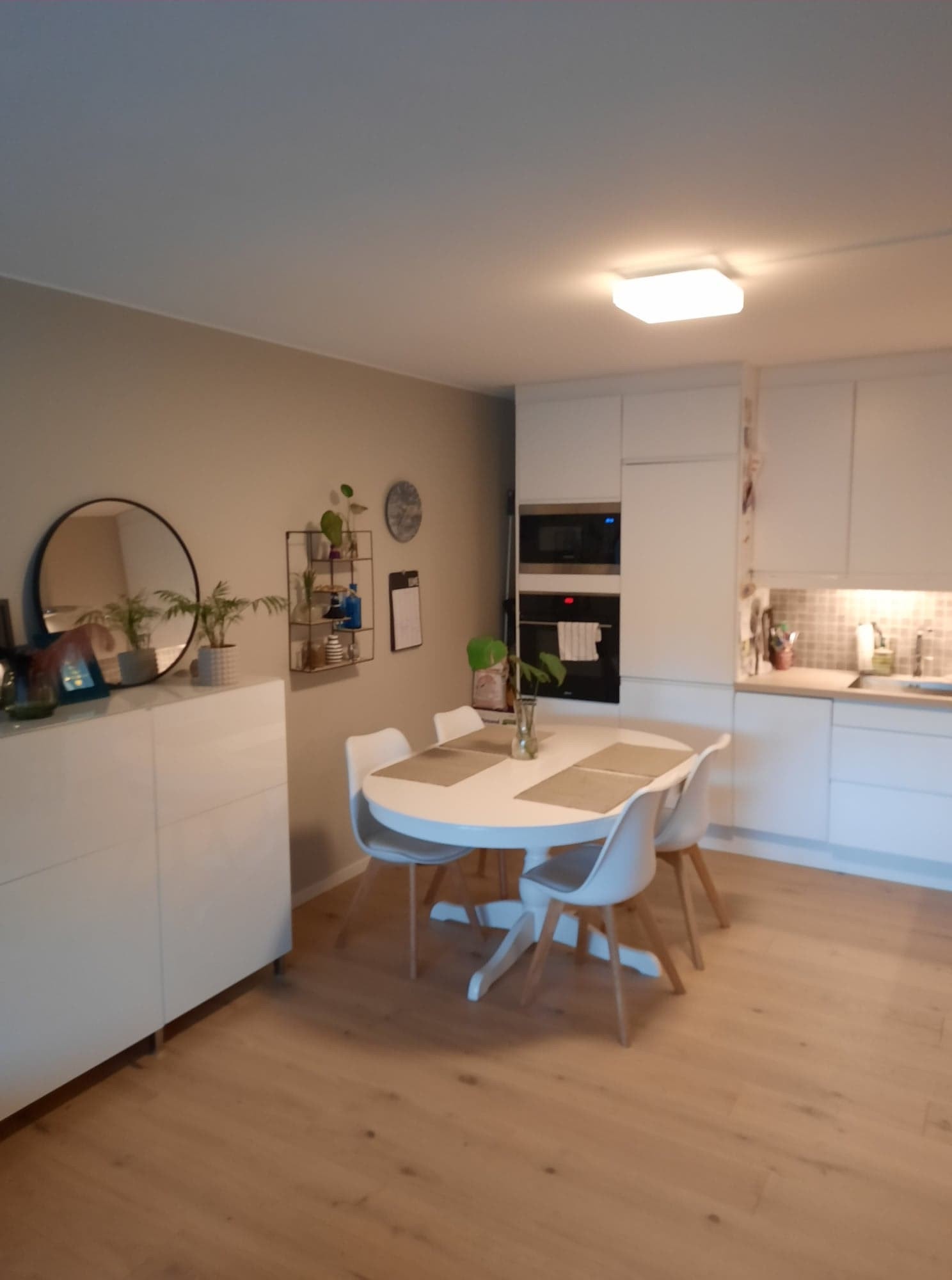 God plass til spisebord Galleribilde