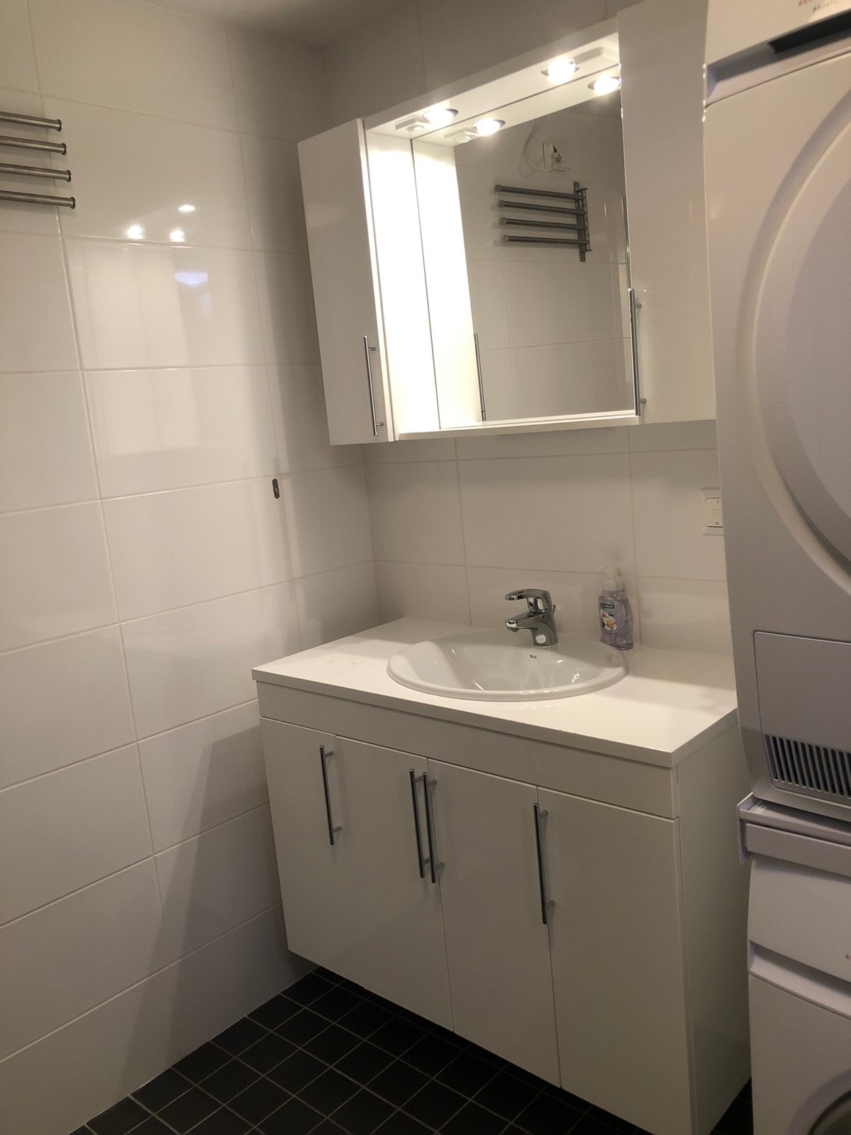 Stort bad med skap Galleribilde