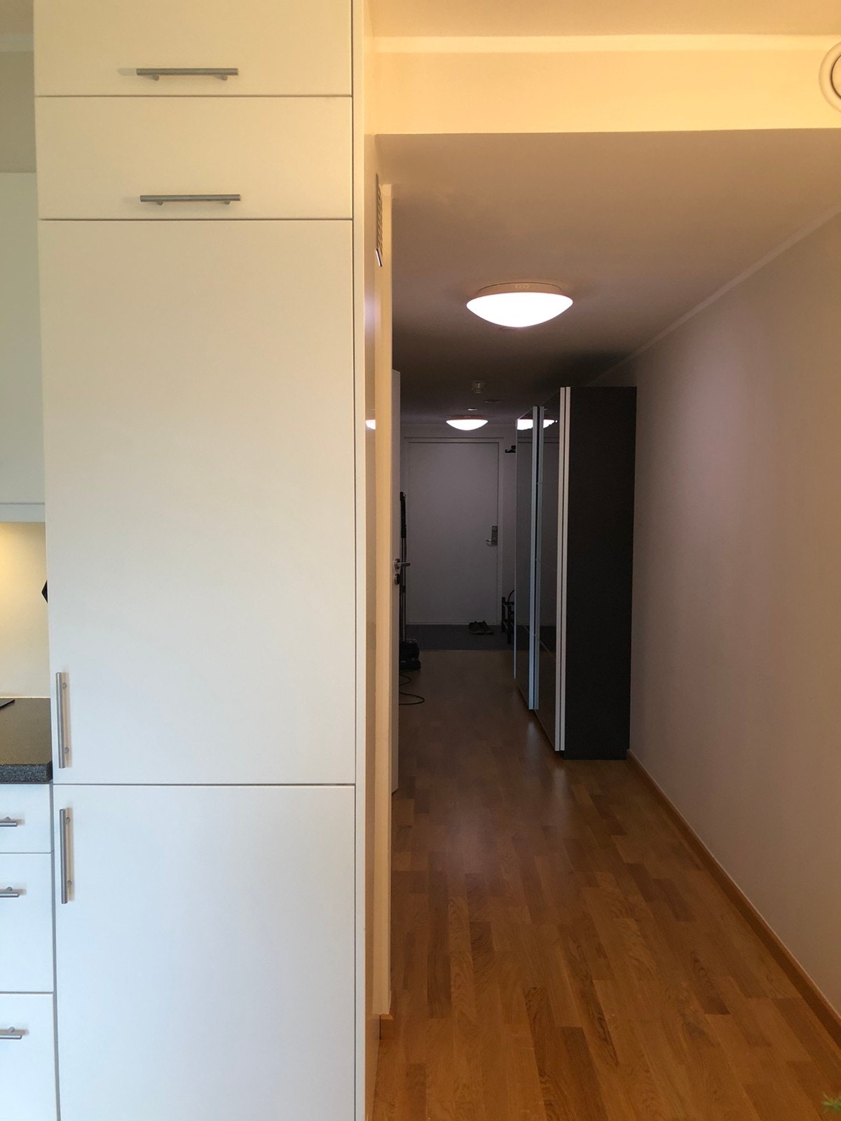 Gang med dør til bad, bu/kontor og soverom Galleribilde