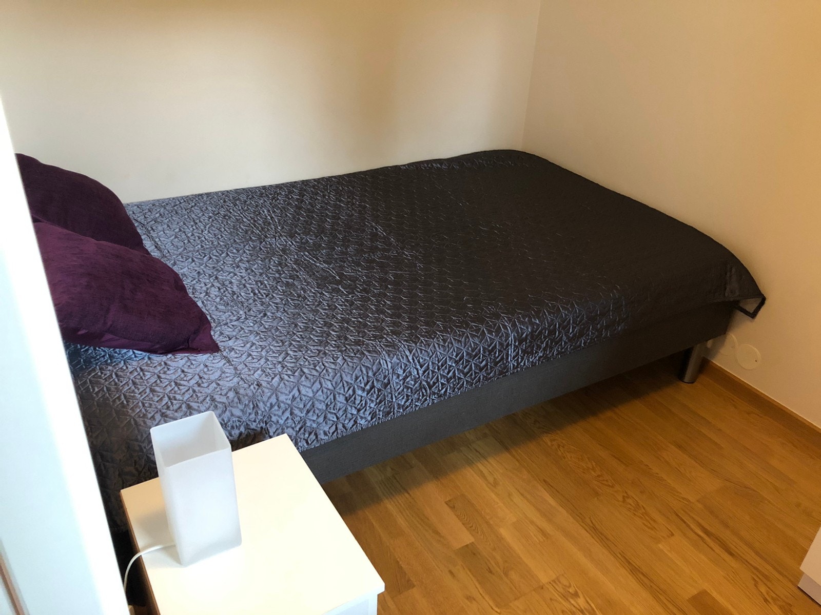 Soverom med 120 seng. Plass til større seng Galleribilde