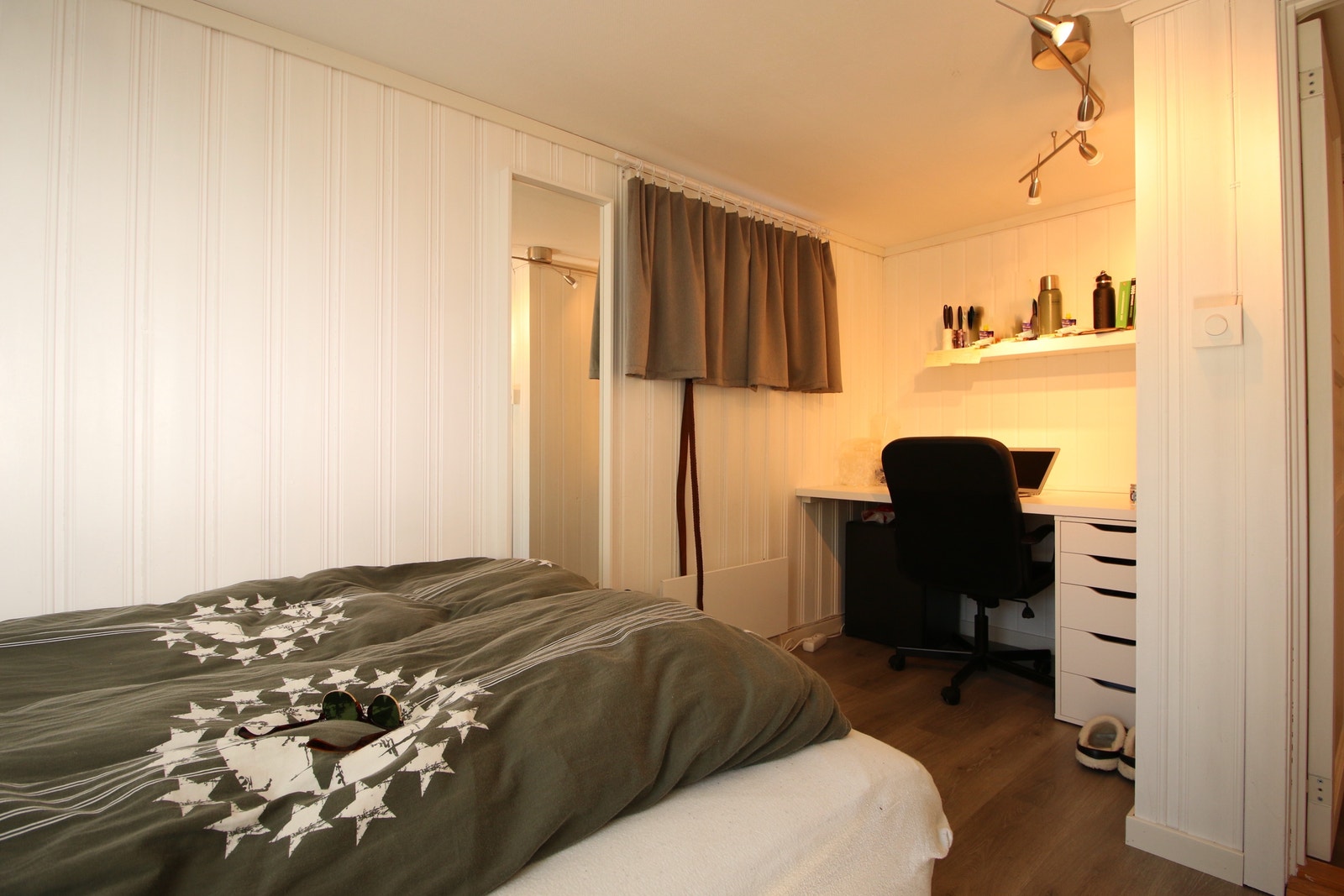 Rom 6 med egen kontorkrok Galleribilde