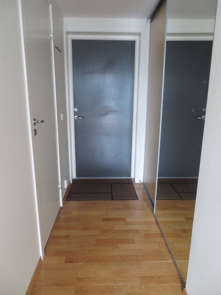 Gang med rikelig oppbevaring bak speilgarderoben Galleribilde