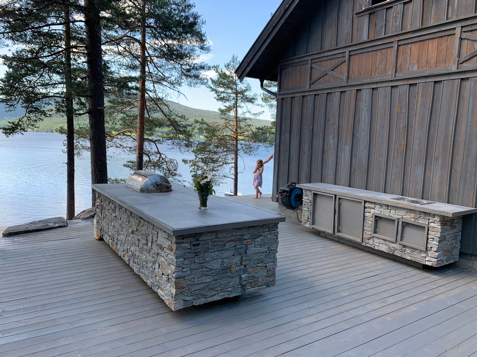 Utekjøkken med grill og vask Galleribilde