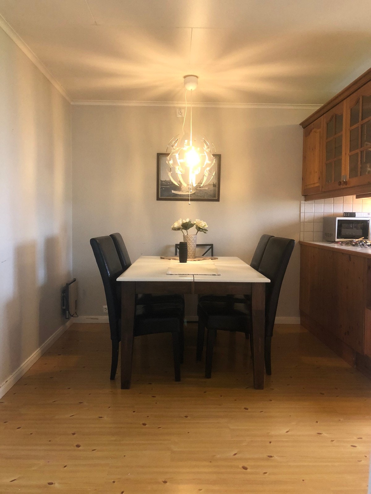 Spisebord kjøkken. Galleribilde