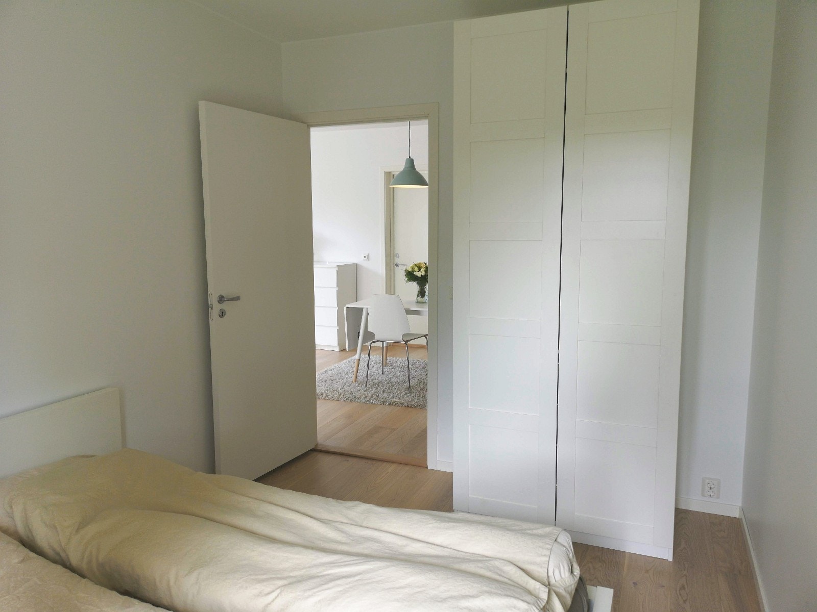 Romslig garderobeskap på soverommet Galleribilde